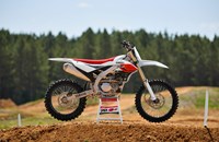 Yamaha YZ450F 70th Anniversary Edition 2026 - Bild 3