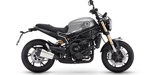 Benelli Leoncino Bobber 400 2026 vs Benelli Leoncino 800 2026