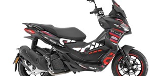 Yamaha XMAX 125 2025 vs Aprilia SR GT Replica 125 2026