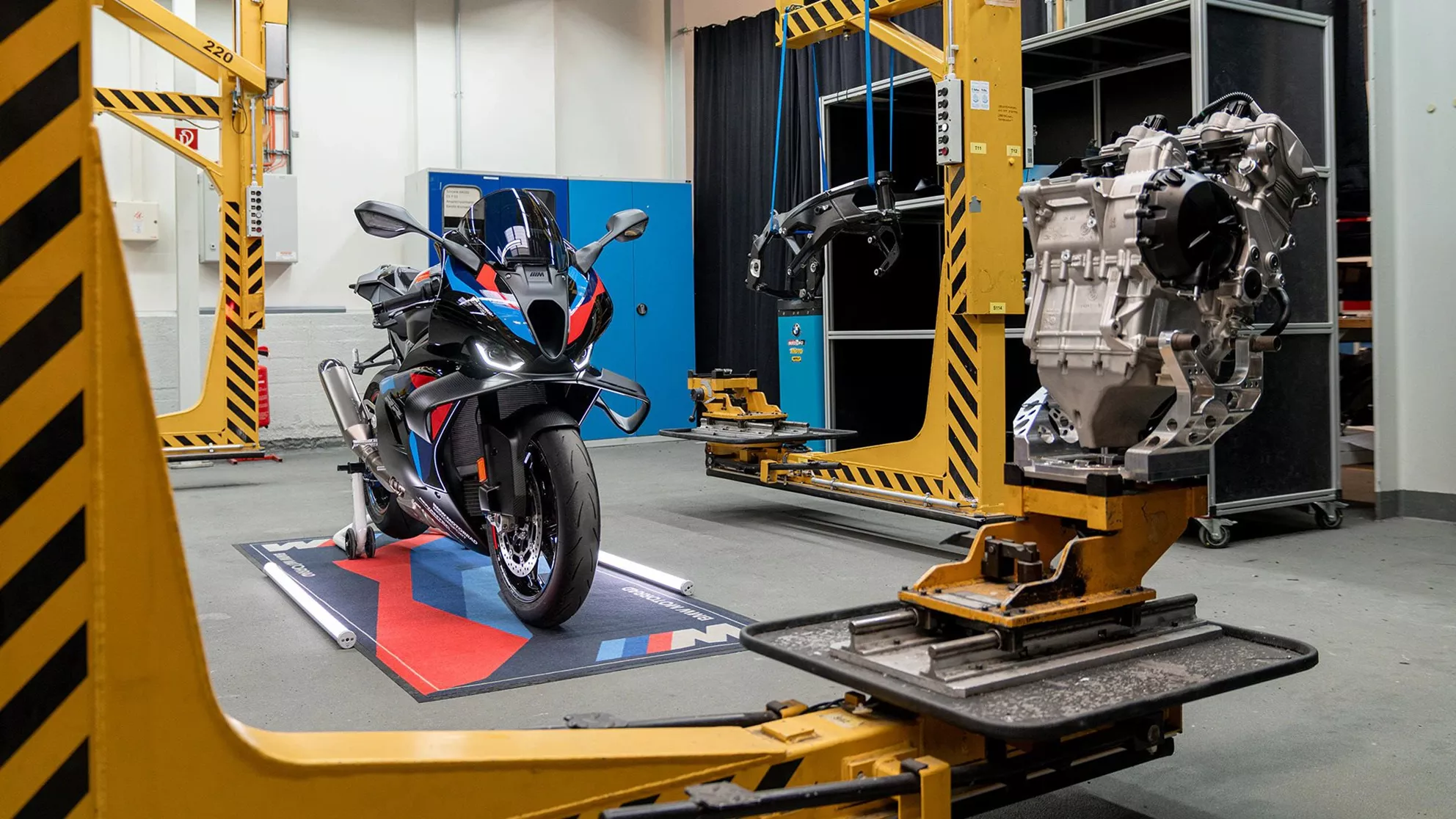 BMW M 1000 RR - Slika 4 BMW M 1000 RR - Slika 4