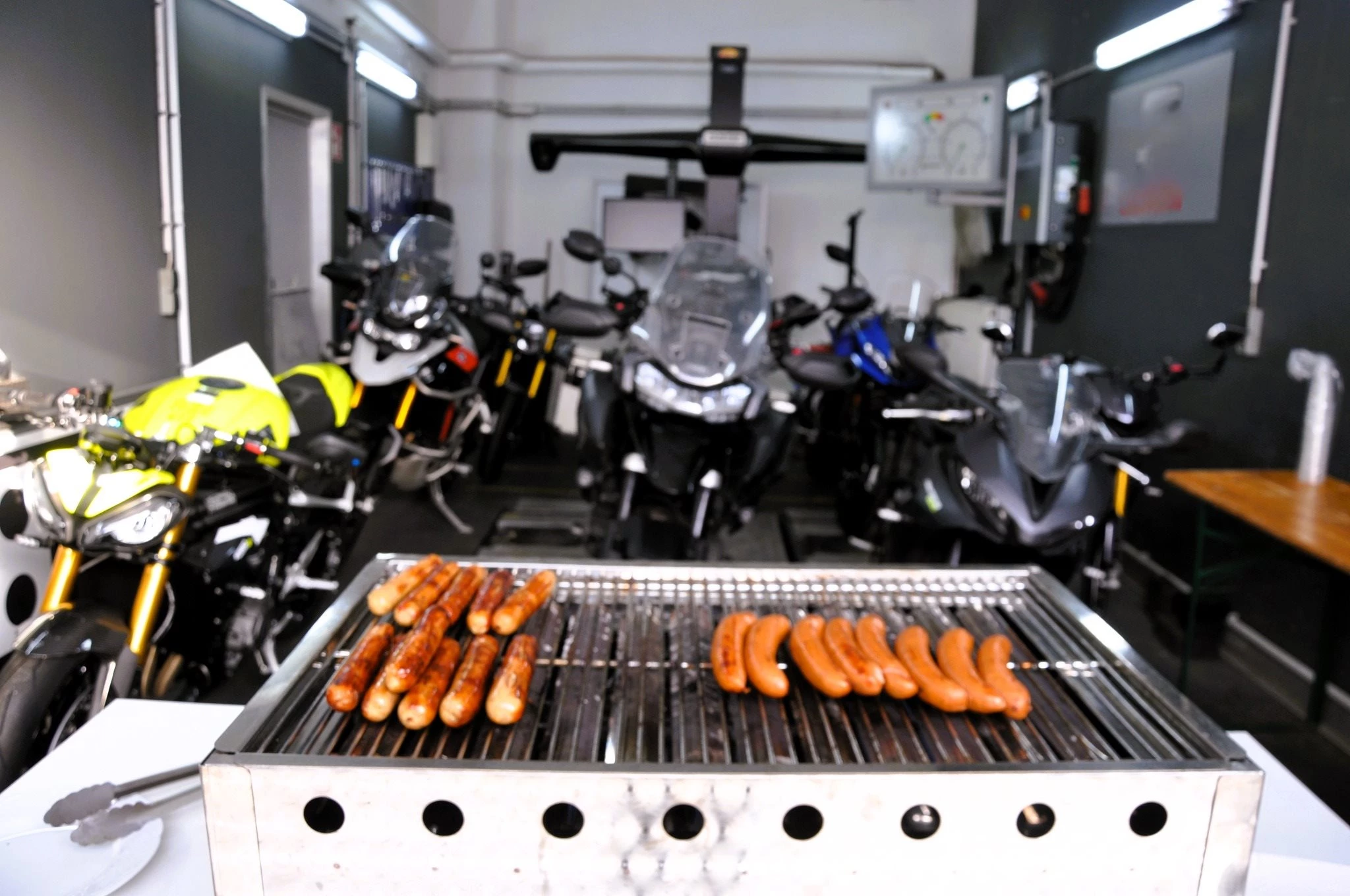 Vorschaubild für Post - 🏍️ Motor an, Puls hoch – was für ein Tag!

 Am 17. Januar hieß es bei uns: Vorhang auf für die Triumph Preview Tour – und ihr habt geliefert! 🙌

Laut, stylisch und voller Benzingespräche wurde gestaunt, probesitzt und (ja 😏) sich auch ein bisschen verliebt.

 Die neue Trident 800 hat mit ihrem Auftritt ordentlich Herzklopfen verursacht, während die Tiger 900 Alpine Edition direkt Fernweh und Abenteuerlust geweckt hat. 

Anfassen? Klar. Draufsitzen? Sowieso. Grinsen? Dauerzustand. 😎

Und weil Fachsimpelei mit leerem Magen einfach nicht funktioniert:
 🔥 Grill lief heiß
 🥤 Getränke waren eiskalt
 💬 Gespräche waren laut, herzlich und motorisiert

Danke an alle, die vorbeigeschaut haben und den Tag bei Lübkemann + Sievers GmbH zu etwas Besonderem gemacht haben – ihr habt die Hastedter Heerstraße zum Beben gebracht!

Fazit: Großartige Stimmung, starke Bikes und mehr als ein spontaner Kaufgedanke in der Luft.

 Wir sagen Danke und freuen uns schon aufs nächste gemeinsame Event! 🖤🏁

#luebkemannundsievers #triumphbremen