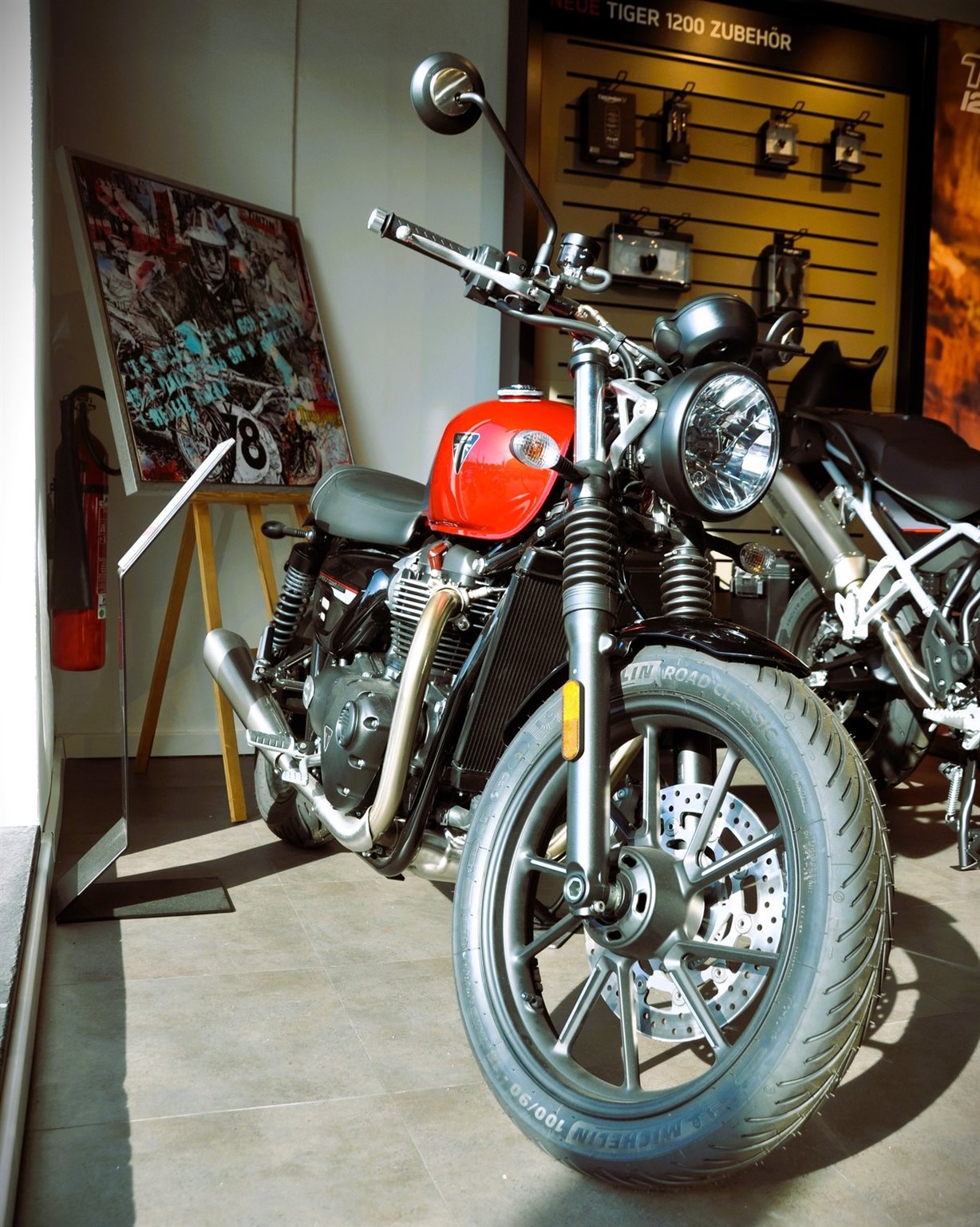 Vorschaubild für Post - Ende Januar.
Draußen Winterjacke, drinnen Sonnenstrahlen. ☀️😎

Während andere noch Salz vom Auto kratzen,
steht dieses Schmuckstück hier ganz entspannt im Showroom
und lässt sich von ein paar frechen Sonnenstrahlen anhimmeln.

Fast so, als würde sie sagen:
„Keine Sorge – ich bin bereit, wenn du es bist.“ 🏍️

Im Hintergrund: Zubehör für jeden Wunsch...
Für Touren, für Style, für „brauch ich nicht… will ich aber trotzdem“.

Kurz gesagt:
Noch ist Winterpause.
Aber hier drin fühlt sich der Januar schon verdächtig nach Frühling an.
Reinkommen, anschauen, grinsen –
fahren kommt später. 😉

#luebkemannundsievers #triumphbremen