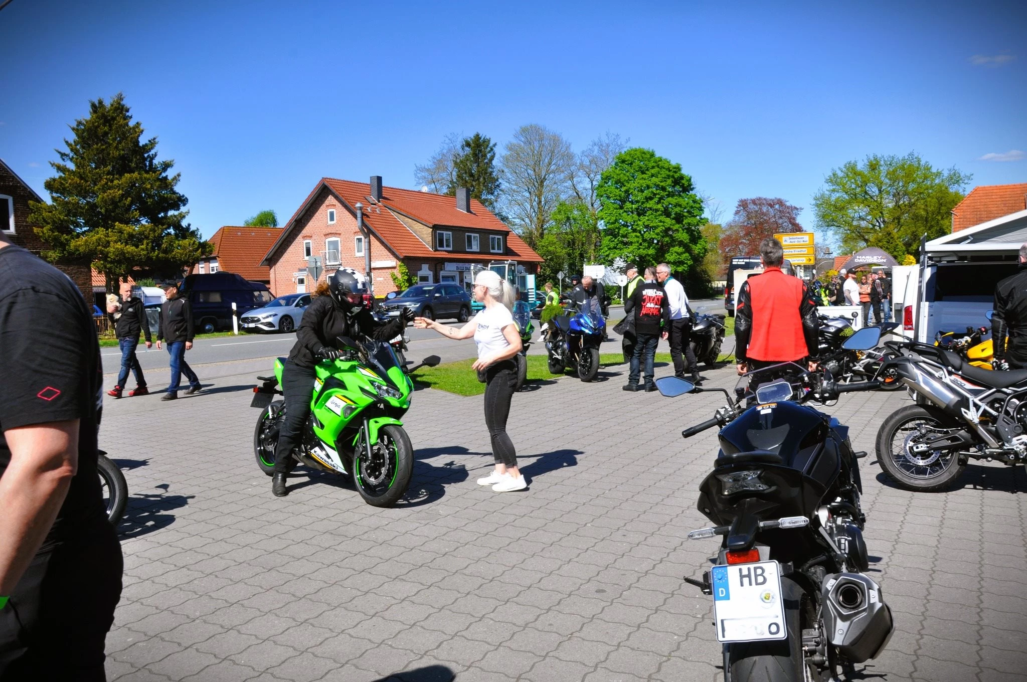 Vorschaubild für Post - ❄️🥶 Februar… ernsthaft?!
Während draußen noch die Handschuhe dicker sind als der Kaffee stark ist, scrollen wir durchs Handy und denken nur eins:

👉 Wann wird’s endlich wieder Sommer?! ☀️🏍️

Throwback zu unserem Sommer-Event letztes Jahr – Sonne, warme Motoren, lachende Gesichter und dieses Gefühl, wenn die Straße ruft und man einfach losfährt.
Kein Alltag. Kein Stress. Nur Kurven, Gespräche und ganz viel Benzin im Blut. 😍

Wir vermissen:
• Gemeinsame Ausfahrten
• Spontane Gespräche vorm Laden
• Das Geräusch startender Motoren statt Schneematsch

Aber hey: Vorfreude ist auch eine Art Spaß.
Der nächste Sommer kommt.
Und wir stehen bereit – für neue Touren, neue Geschichten und ganz viel gemeinsame Zeit auf der Straße.

#luebkemannundsievers