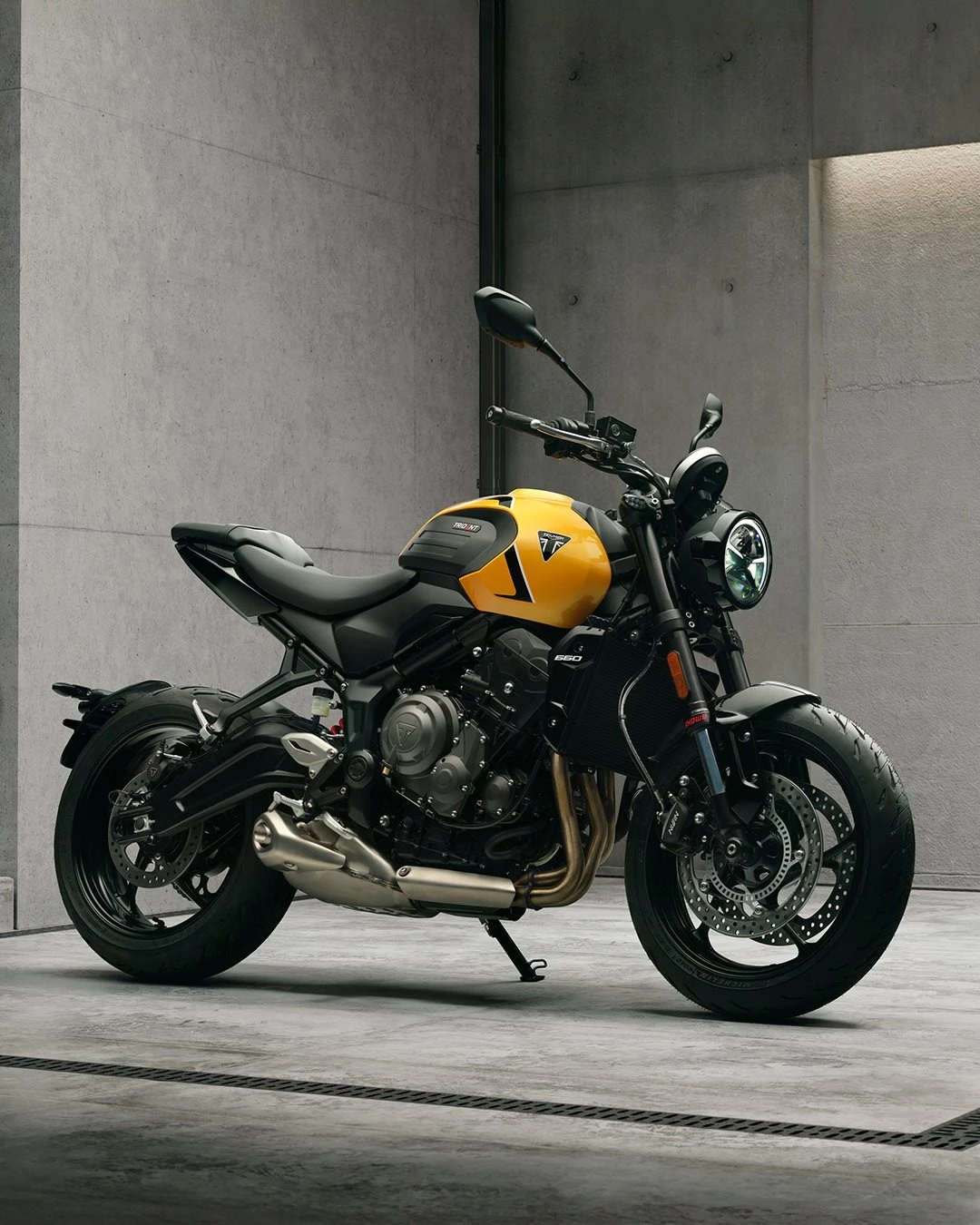 Vorschaubild für Post - Dreifacher Nervenkitzel: Jetzt noch besser.⁣
Die neue Trident 660 kommt und ist mit exakt dem ausgestattet, was du wirklich brauchst.⁣
⁣
Freu dich auf High-End-Technologie mit satten 95 PS - für mehr Kontrolle, mehr Vertrauen und maximalen Fahrspaß.⁣
Optimiertes Kurven-ABS, Traktionskontrolle und Quickshifter inklusive. ⁣

Jetzt vorbestellbar!
#triumph #triumphmotorcycles #trident660