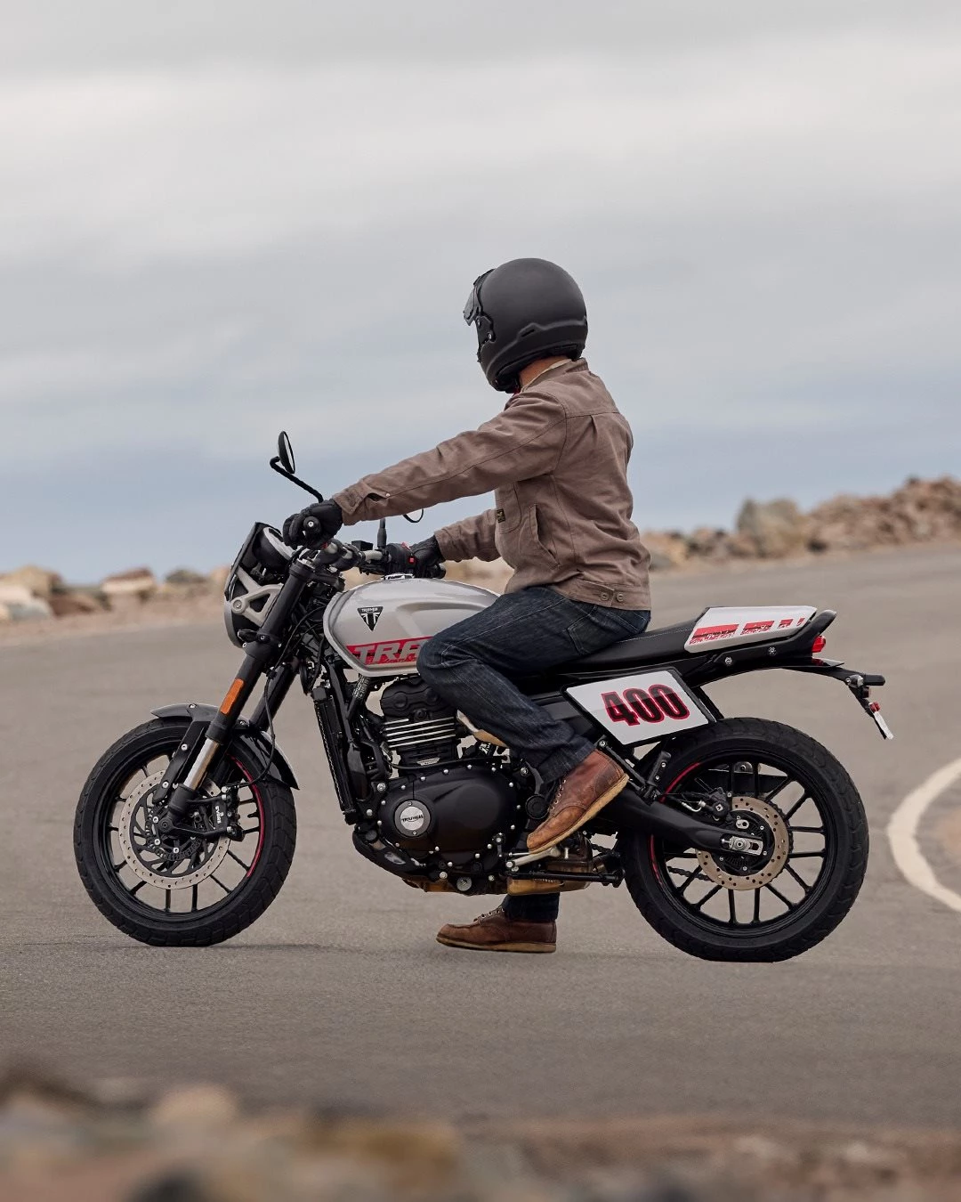 Vorschaubild für Post - Fahrspaß mit 398 cm³ - was steckt dahinter?⁣
Das ist einfach: Maximale Freude, ganz unkompliziert. ⁣
⁣
✅ Unsere 400er Modelle sind ab Werk A2-tauglich - kein Umbau nötig!⁣
⁣
🏍️ Schon im unteren Drehzahlbereich liefern sie drehmomentstarke Performance. Damit ist auch das Triumph-typische Grinsen bei jeder Fahrt gesichert.⁣
⁣
🔊 Abgerundet wird das Ganze durch den markanten Auspuffsound und ein attraktives Preis-Leistungs-Verhältnis, das überzeugt. ⁣
⁣
Vier Modelle stehen dir zur Auswahl - komm vorbei und überzeuge dich bei einer Probefahrt von ihrem Können!⁣

🏍️ Tracker 400
🏍️ Speed 400
🏍️ Scrambler 400 X
🏍️ Scrambler 400 XC

#triumph #triumphmotorcycles #tracker400