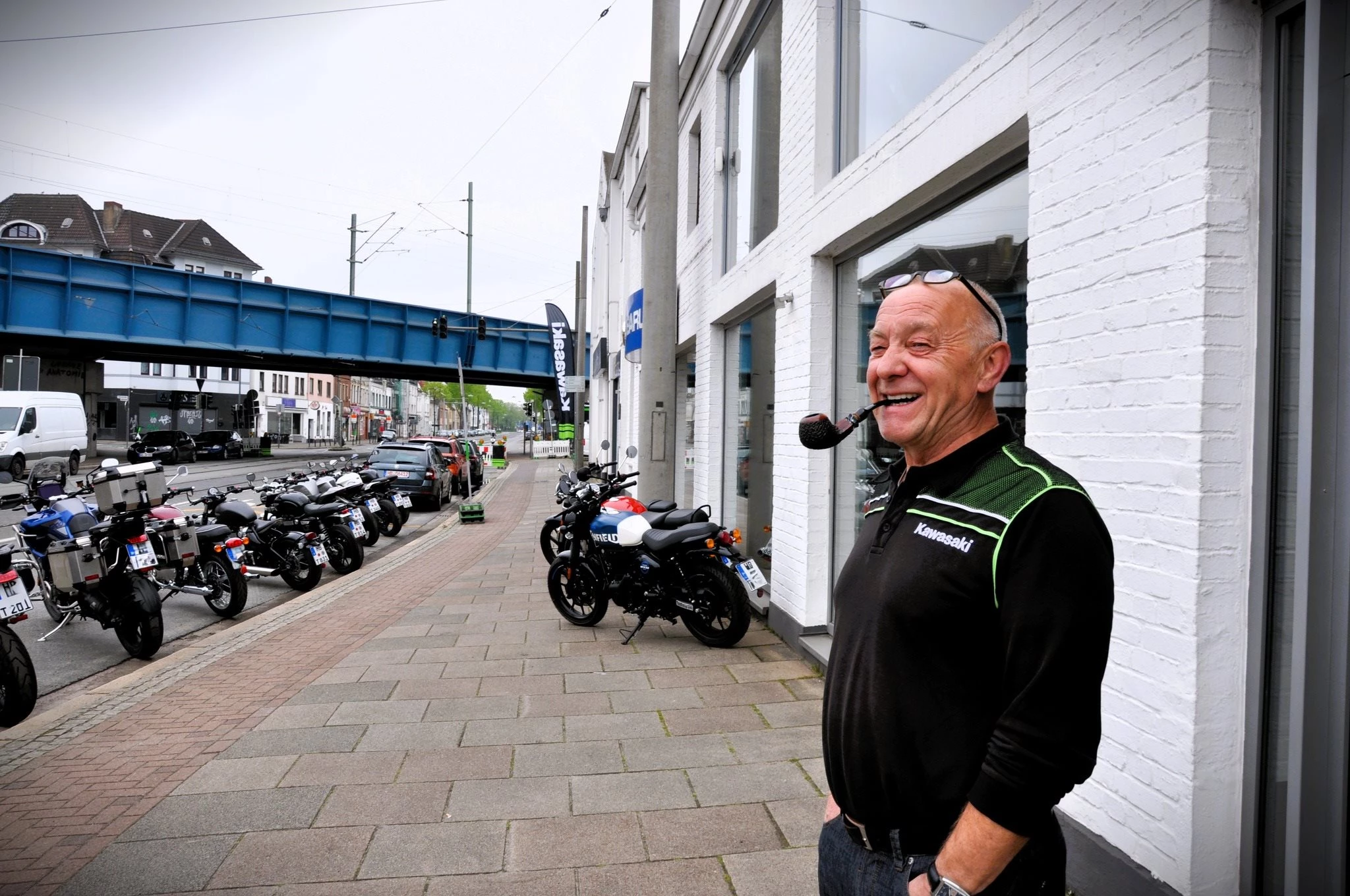 Vorschaubild für Post - Lieber Heiko,

heute ist ein ganz besonderer Tag – einer, von denen man weiß, dass sie kommen, und die einen trotzdem überraschen, wenn sie dann wirklich da sind.

Nach unglaublichen 45 Jahren voller Einsatz, Leidenschaft und handwerklichem Können verabschieden wir dich heute in den wohlverdienten Ruhestand. 45 Jahre – das sind unzählige Stunden in der Werkstatt, unzählige Fahrzeuge und vor allem unzählige Begegnungen mit Menschen.

Du hast deinen Beruf nicht nur ausgeübt, sondern gelebt. Als Subaru-Vertragshändler hast du dir über die Jahre nicht nur einen Namen gemacht, sondern vor allem Vertrauen aufgebaut. Viele Kunden kamen nicht nur wegen ihres Autos – sondern wegen dir.

Denn bei dir ging es nie nur ums Geschäft. Du hattest immer Zeit für ein Gespräch, für Geschichten und für ein Lachen. Und davon gab es viele – aus deinem Leben, aus der Werkstatt und von früher. Genau das hat dich ausgemacht.

Du hast den Laden nicht nur geführt, sondern geprägt. Mit deiner offenen Art, deinem Humor und deiner Erfahrung warst du für viele nicht nur ein Chef, sondern auch Zuhörer, Ratgeber – und jemand, der den Tag besser gemacht hat.

Und wenn du mal nicht in der Werkstatt warst, dann vermutlich auf zwei Rädern. Deine Leidenschaft fürs Motorradfahren war immer spürbar – Freiheit, Fahrtwind, einfach losfahren. Das passt zu dir.

Jetzt beginnt ein neuer Abschnitt: weniger Termine, weniger Stress – aber hoffentlich mehr Zeit für das, was dir Freude macht. Fürs Fahren, fürs Erzählen und für neue Geschichten.

Danke für alles, was du geleistet hast. Für deine Arbeit, deine Zeit und deine Art. Du hinterlässt große Fußstapfen und viele schöne Erinnerungen.

Wir wünschen dir Gesundheit, Glück und viele unvergessliche Momente.

Mach’s gut, Heiko – und vergiss uns nicht ganz.