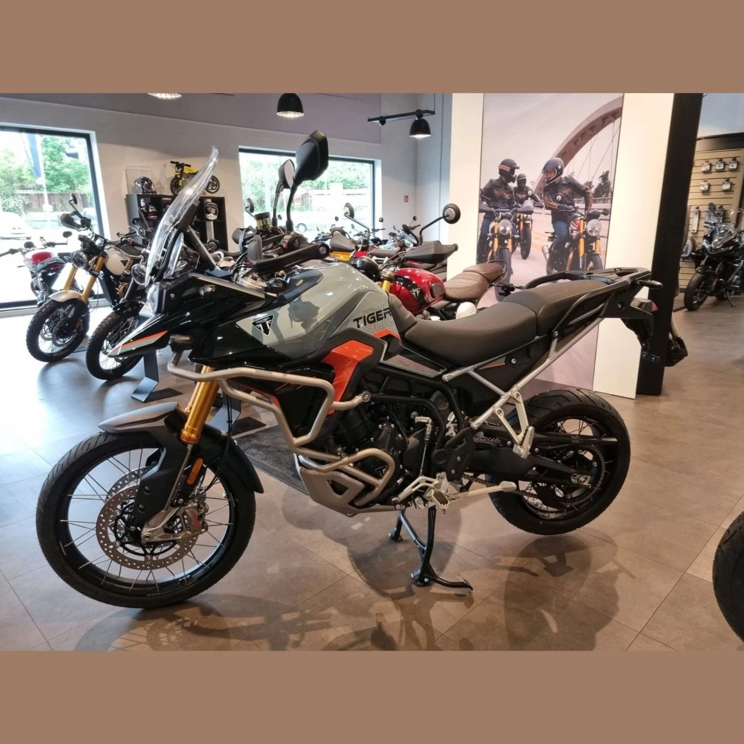 Vorschaubild für Post - 🌍🏍️ Bereit für dein nächstes Abenteuer?

Die neue Triumph Tiger 900 Desert Edition verbindet pure Offroad-DNA mit modernem Adventure-Feeling.

Egal ob kurvige Landstraße, Schotterpiste oder Wochenendtrip – dieses Bike ist gebaut für Fahrer, die mehr erleben wollen. 🔥

✔ Markantes Desert-Design
✔ Komfort & Kontrolle auf jedem Terrain
✔ Triple-Power mit echtem Gänsehaut-Sound

👉 Jetzt entdecken und Probefahrt sichern:
 Triumph Tiger 900 Desert Edition
Wer würde mit der Tiger sofort Richtung Berge starten? 🏔️

#luebkemannundsievers #triumphbremen