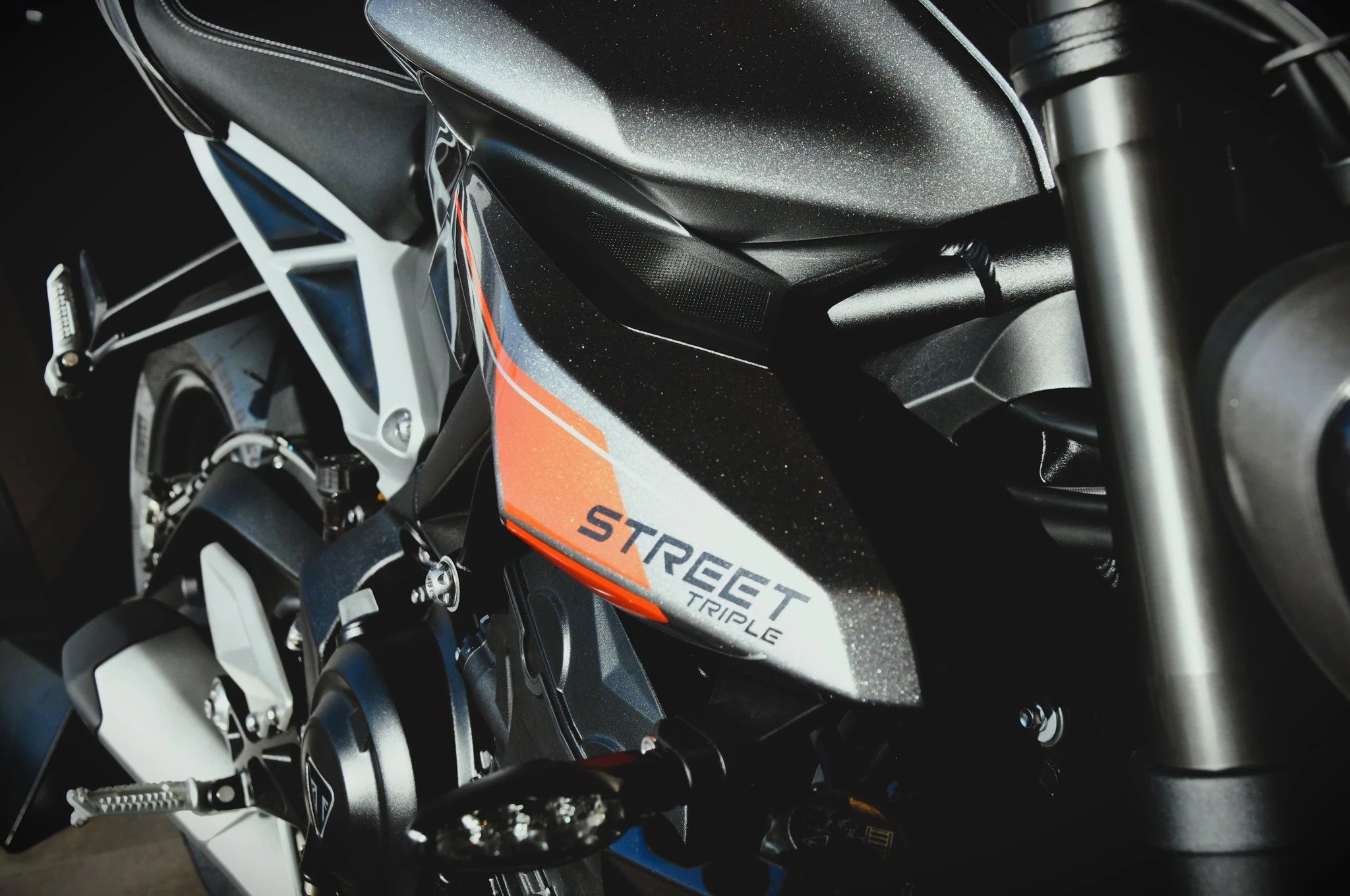 Vorschaubild für Post - Die Triumph Street Triple ist eines dieser Motorräder, bei denen man schon nach den ersten Metern merkt:
Die wurde nicht gebaut, um irgendwo schön rumzustehen.

Seit 2007 wird die Street Triple immer weiter geschärft — und genau so fühlt sie sich auch an.

Der 765er Dreizylinder hängt brutal sauber am Gas, dreht gierig hoch und liefert genau diesen Sound, bei dem man automatisch später bremst als geplant.

Und das Verrückte:
Sie wirkt dabei nie schwer oder überfordert.

Eher wie ein Motorrad, das ständig fragt:
„War das schon alles?“

Die Technik aus der Moto2 merkt man nicht auf dem Datenblatt — sondern in jeder schnellen Kurve.

Präzises Einlenken.
Stabiles Fahrgefühl.
Und dieses direkte Feedback, das sofort Vertrauen schafft.

Die Street Triple versucht gar nicht, everybody’s darling zu sein.

Sie ist gemacht für Leute, die beim Fahren grinsen wollen statt posen.
Kurz gesagt:
Zu wild für vernünftig.
Zu gut, um abzusteigen.

#luebkemannundsievers #triumphbremen
