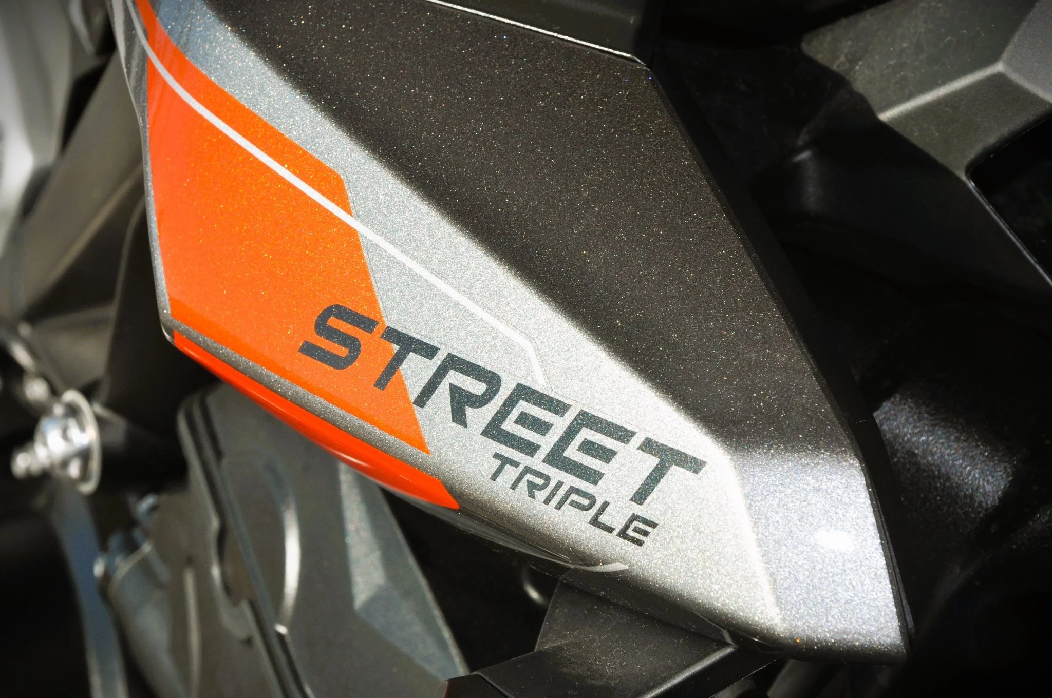 Vorschaubild für Post - 👀 Manchmal reicht ein kleiner Blick, um Großes zu erahnen.

Die Triumph Street Triple zeigt sich auf diesem Bild nur ausschnittsweise – ganz so, wie es sich für ein echtes Naked Bike gehört: Sie versteckt nichts, verrät aber auch nicht sofort alles. 😉

Unter dem markanten Design arbeitet der legendäre 765-cm³-Dreizylindermotor, dessen Technik direkt von Triumphs Engagement in der Moto2™-Weltmeisterschaft profitiert. Das Ergebnis? Drehfreude, präzises Handling und ein Sound, der Gänsehaut garantiert.

🏍️ Fun Fact:
Seit 2019 stellt Triumph den Motor für die Moto2™-Klasse. Die dort gesammelten Erfahrungen fließen kontinuierlich in die Entwicklung der Street Triple ein – ein Stück Rennsport für die Straße.

Ob kurvige Landstraße, täglicher Arbeitsweg oder spontaner Wochenendtrip: Die Street Triple verbindet Agilität, Leistung und Fahrspaß auf ihre ganz eigene Art.

Und jetzt Hand aufs Herz:
Reicht euch dieser kleine Ausschnitt schon, um sie zu erkennen? 😏

📍 Die Triumph Street Triple ist bei uns verfügbar.

Kommt vorbei und erlebt selbst, warum sie für viele zu den besten Naked Bikes ihrer Klasse gehört.

#triumphbremen #luebkemannundsievers