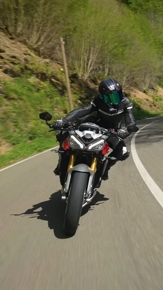Vorschaubild für Post - Die sportlichste Street Triple aller Zeiten. 🔥
Sichere dir jetzt beim Kauf einer neuen Street Triple 765 RX eine Wechselprämie in Höhe von 1.000 €!*
⁣
🏍️: @llenamar

*Angebotsdetails siehe Webseite, gültig bis 30.09.2026
#triumph #triumphmotorcycles #streettriple765rx