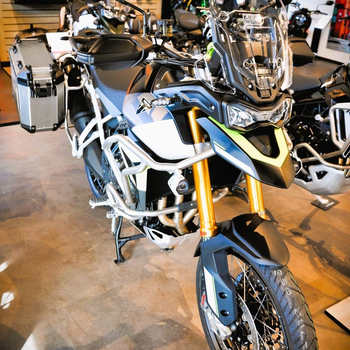 Vorschaubild für Post - 👀 Zugegeben: Motorräder im Showroom anzuschauen ist gefährlich.

Man kommt eigentlich nur zum Stöbern vorbei – und plötzlich plant man die nächste Tour, diskutiert über Koffersysteme und überlegt, welches Zubehör unbedingt ans eigene Bike gehört. 🏍️🧳

Ob praktische Gepäcklösungen, stylische Anbauteile oder cleveres Zubehör für Alltag und Abenteuer: In unserem Showroom gibt es jede Menge zu entdecken.

Also Vorsicht: Ein kurzer Besuch kann schnell dazu führen, dass du mit großen Plänen nach Hause gehst. 😉

📍 Komm vorbei und schau dich um – wir beraten dich gerne.

#luebkemannundsievers