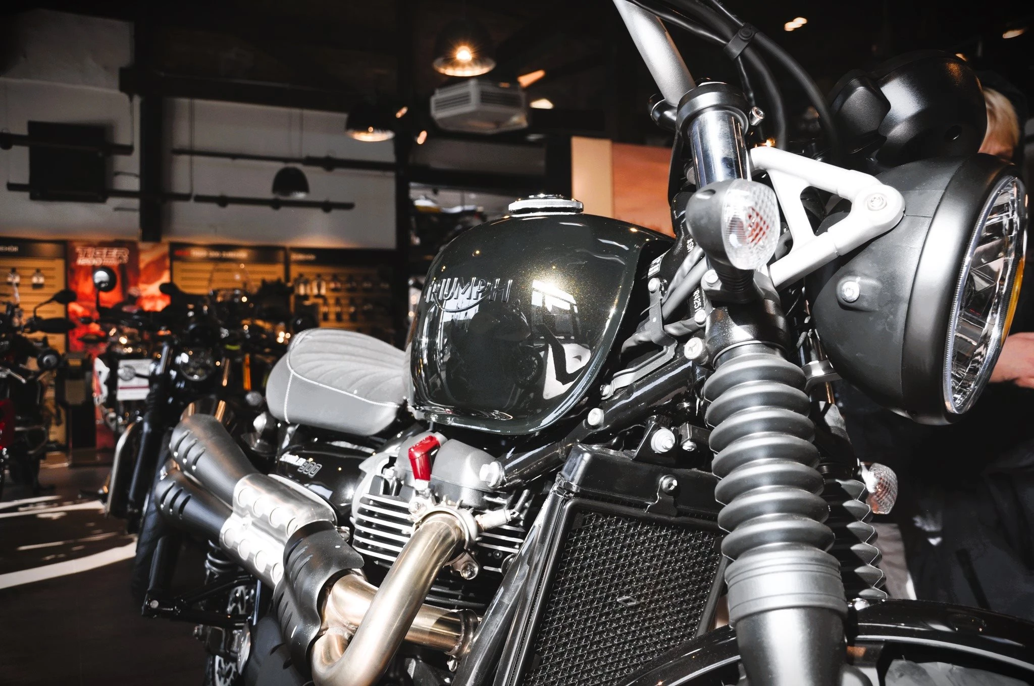 Vorschaubild für Post - Dabei gehören sie eigentlich auf die Straße. 😎

Einmal kurz stehen bleiben, hinschauen – und schon ist klar: Diese Scrambler 900 bringt ordentlich Charakter mit.

900 cm³ Zweizylinder, 65 PS und 80 Nm – dazu die typische Scrambler-Optik mit hochgelegtem Doppelauspuff, Speichenrädern und einer Sitzposition, die Lust auf die nächste Runde macht.

Und das Beste? Sie kann mehr als nur gut aussehen.
Straße, Kurven, schlechte Wege – und wenn’s sein muss, auch ein bisschen mehr. 😉

Aktuell steht sie noch bei uns im Showroom.
Die Frage ist nur: Wie lange noch?

👉 Komm vorbei, schau sie dir aus der Nähe an und mach dir selbst ein Bild von der Triumph Scrambler 900.

#triumphbremen #luebkemannundsievers