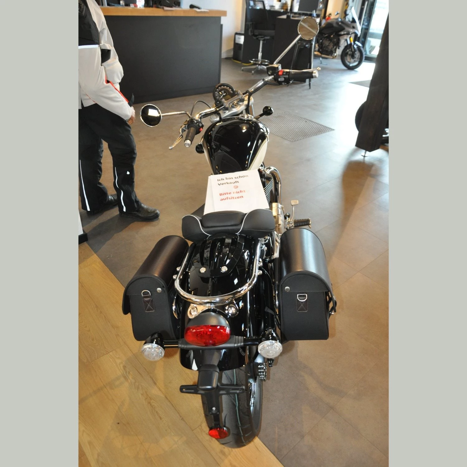 Vorschaubild für Post - „Bitte nicht aufsetzen – ich bin schon verkauft.“ 🏍️💨

Das ging schnell! 🔥 Aber keine Sorge: Das ist nicht das einzige Bike, das bei unserer Saisonabschluss-Aktion auf einen neuen Besitzer wartet.

Wer weiß – vielleicht steht dein zukünftiges Bike ja noch bei uns im Showroom. 👀

Also: Vorbeikommen, umschauen, probesitzen, Probefahrt machen und dein persönliches Traum-Bike entdecken. 🏁

Und mit etwas Glück steht am Ende auch an deinem Wunschbike bald:
„Bitte nicht aufsetzen – ich bin schon verkauft.“ 😉

📍 Triumph Bremen | Luebkemann + Sievers
  Hastedter Herrstr. 344 | 28207 Bremen

🔥 Unsere Saisonabschluss-Aktion läuft noch bis zum 26. September.