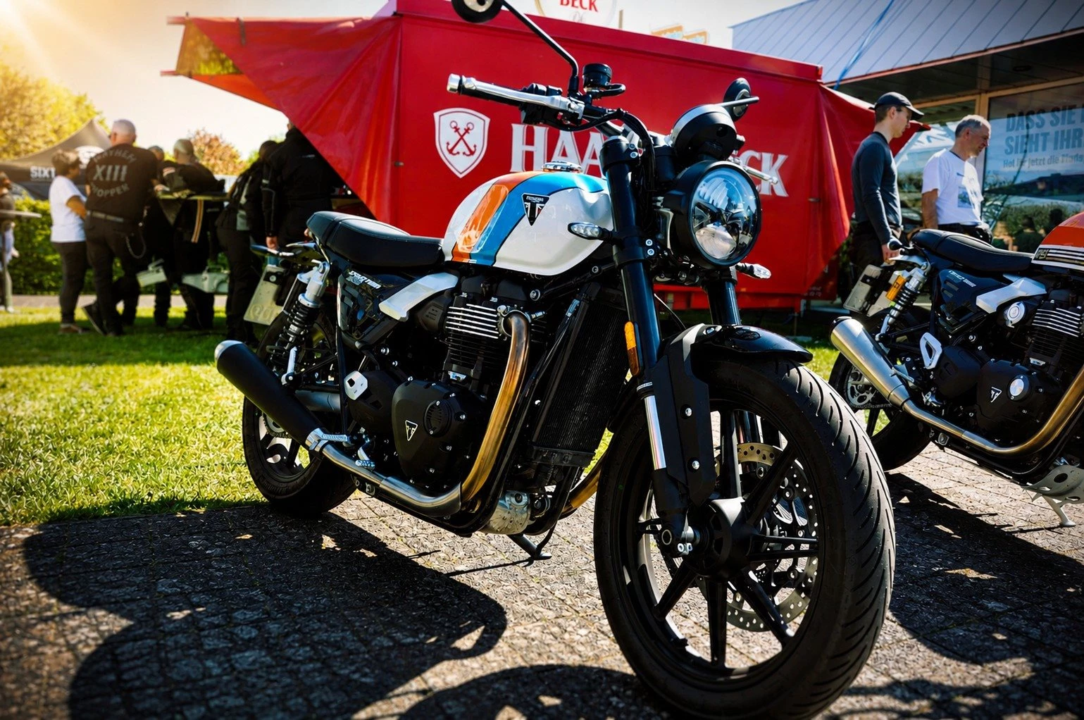 Vorschaubild für Post - 🏍️ Klassischer Look. Moderner Charakter. Jede Menge Fahrspaß.

Die Triumph Speed 400 zeigt ziemlich eindrucksvoll, dass ein Motorrad nicht laut sein muss, um aufzufallen. 😎

Kompakt, leicht und mit diesem unverwechselbaren Retro-Look – genau das Richtige für alle, die lieber Kurven fahren als Kilometer zählen und ein Bike suchen, das im Alltag genauso viel Spaß macht wie bei der spontanen Feierabendrunde.

Und mal ehrlich: Bei diesem Anblick fällt die Entscheidung für „Ich fahre heute direkt nach Hause“ schon ziemlich schwer. 😉

Was wäre eure erste Tour mit der Speed 400? 🛣️🔥Der Text lässt sich aber problemlos anpassen. Ich würde ihn sogar etwas zielgruppengerechter machen:

🏍️ Retro-Look trifft modernen Fahrspaß.

Die Triumph Speed Twin 900 bringt genau das mit, was viele Motorradfahrer lieben: klassisches Design, charaktervolle Optik und moderne Technik – verpackt in einem Bike, das sich für die Feierabendrunde genauso anbietet wie für den nächsten Kurventag. 😎

Und mal ehrlich: Bei diesem Anblick bekommt man doch direkt Lust, den Motor zu starten.

Was wäre eure erste Tour mit der Speed Twin 900? 🛣️🔥

#triumphbremen #luebkemannundsievers