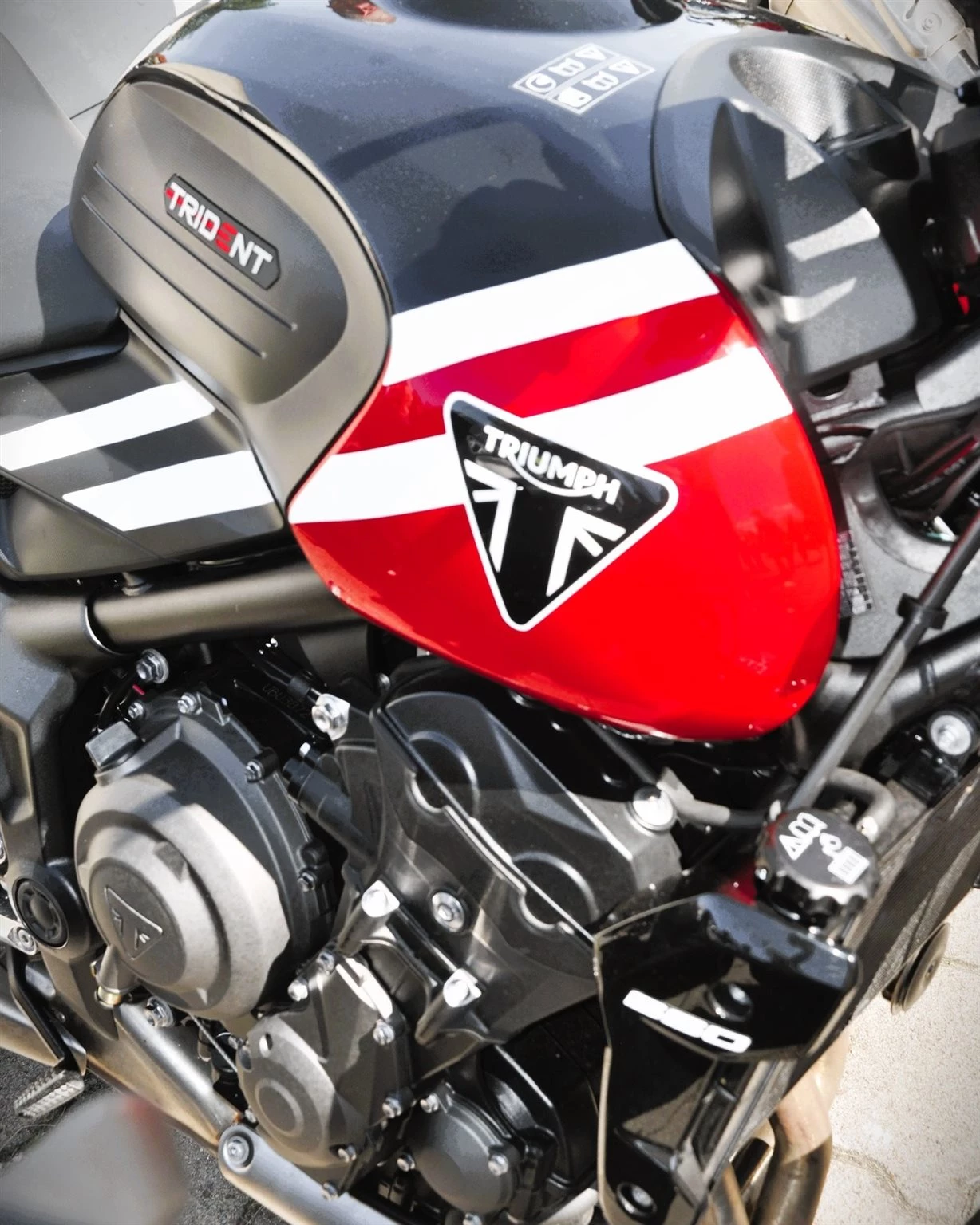 Vorschaubild für Post - ❤️ Rot steht ihr verdammt gut.

Die Triumph Trident 660 muss sich nicht in den Vordergrund drängen – sie zieht die Blicke ganz von alleine an. Markantes Design, kompakte Silhouette und ein Dreizylinder, der ordentlich Charakter mitbringt.

Ein Motorrad für alle, die beim Fahren nicht einfach nur ankommen wollen, sondern Spaß an jedem Kilometer haben.

Und mal ehrlich: Wer braucht schon eine rote Ampel, um bei diesem Anblick stehen zu bleiben? 😉

#triumphbremen #luebkemannundsievers