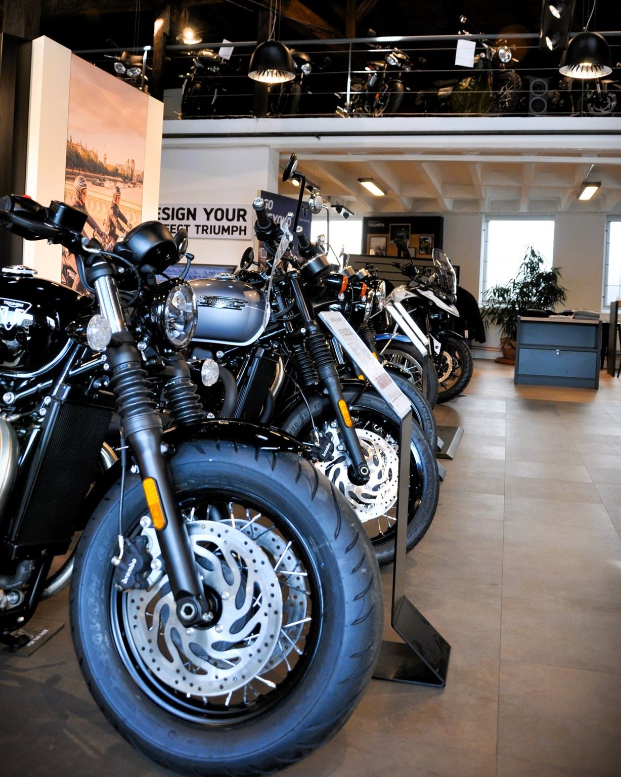 Vorschaubild für Post - 🏍️ Hier stehen sie. Jetzt fehlt eigentlich nur noch der Schlüssel.

Manche Besuche beim Motorradhändler beginnen ganz harmlos: „Ich wollte nur mal schauen.“
Und plötzlich steht man vor genau dem Bike, das man schon länger im Kopf hatte. 😉

Ob klassischer Look, sportliche Linie oder entspanntes Cruisen – bei uns gibt’s jede Menge Triumph-Modelle zu entdecken.

Also ruhig mal reinschauen. Anschauen ist erlaubt. Probesitzen sowieso. Und wer weiß, vielleicht wird aus „nur mal gucken“ ja die nächste große Tour. 😎

#triumphbremen #luebkemannundsievers