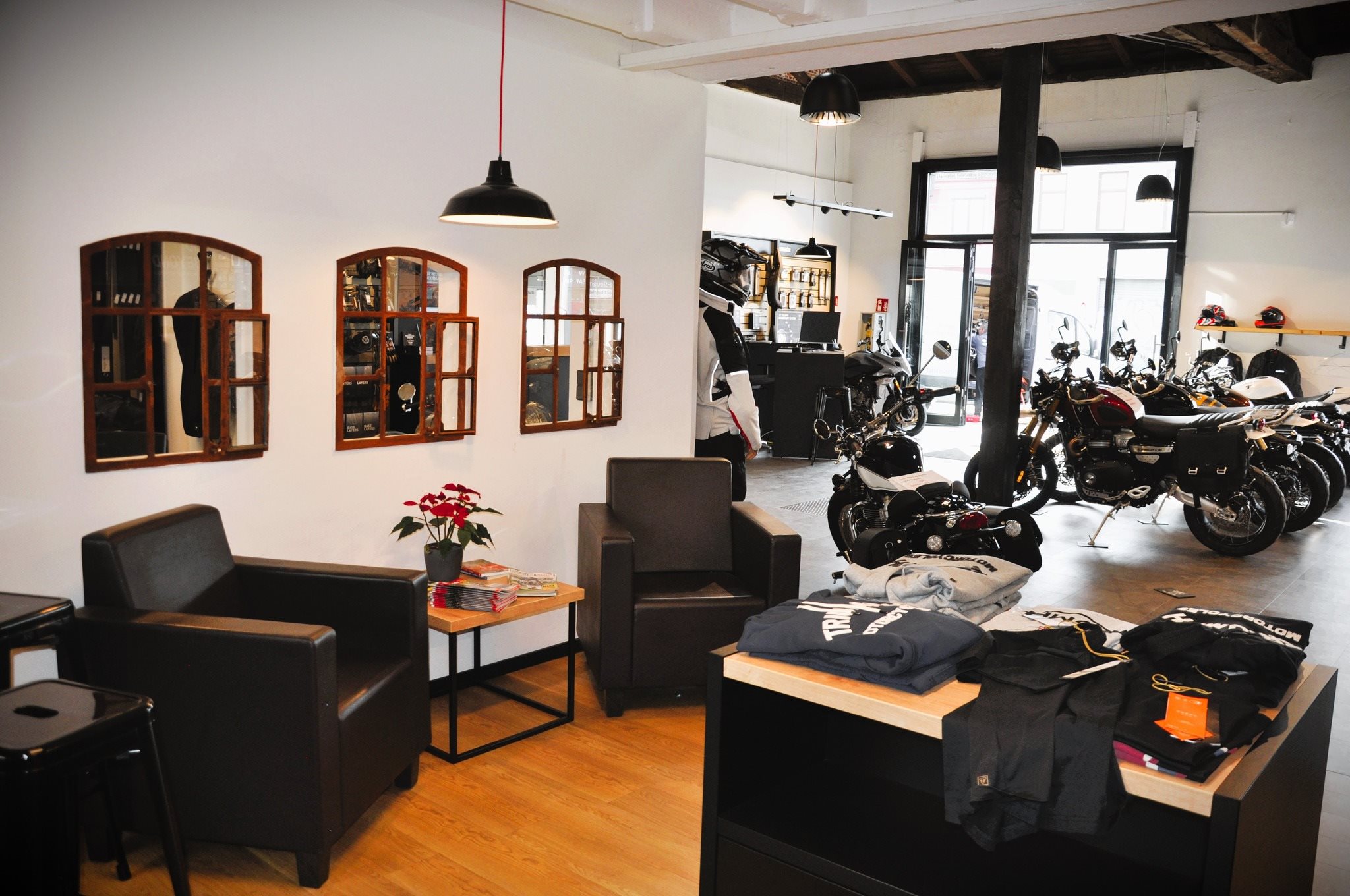 Vorschaubild für Post - 🏍️ Ein bisschen Triumph für zu Hause? Geht auch! 😉

Okay, die Motorräder sind natürlich die Stars unseres Showrooms. 😎

Bei uns findet ihr aber auch jede Menge Triumph-Merchandise – von lässigen Shirts und Hoodies bis zu den passenden Accessoires für echte Fans. Perfekt für alle, die ihre Leidenschaft nicht erst beim Aufsteigen zeigen wollen. 🖤

Also: Schaut beim nächsten Besuch ruhig mal genauer hin. Vielleicht wartet euer neues Lieblingsteil schon auf euch!

📍 Triumph Bremen – Lübkemann + Sievers
Hastedter Heerstraße 344, 28207 Bremen

Wir freuen uns auf euch! ✌️

#triumphbremen #luebkemannundsievers