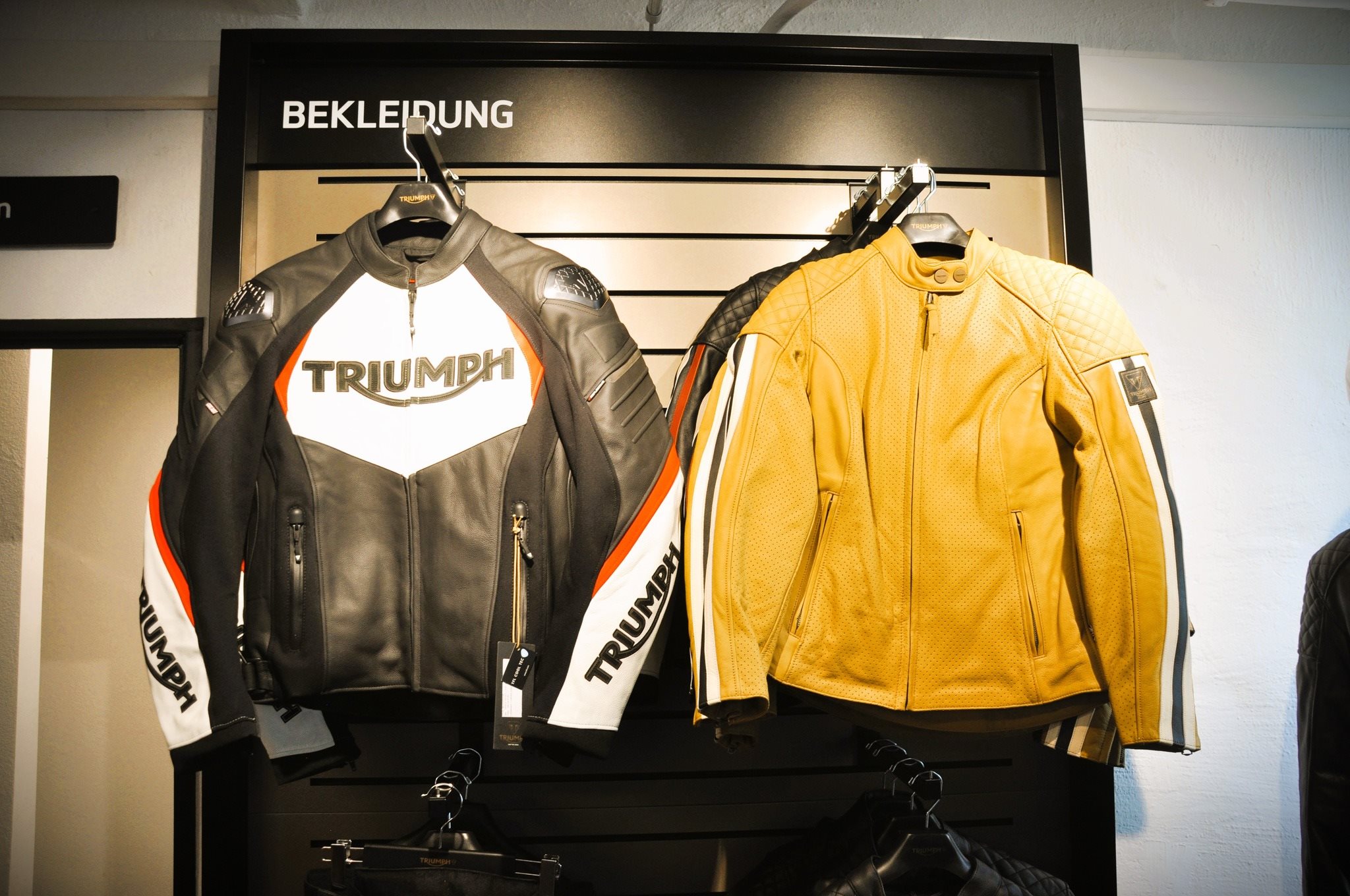 Vorschaubild für Post - 🍂 Die Saison geht zu Ende. Dein Style macht keine Pause. 😏🏍️

Egal, ob du noch ein paar letzte Kilometer aus der Saison rausholst oder schon vom nächsten Frühling träumst: Die passende Jacke macht auf dem Bike eine verdammt gute Figur.

Und sind wir ehrlich: Man muss nicht jedes Mal ein neues Motorrad kaufen, um sich etwas Schönes von Triumph zu gönnen. 😉

Schaut bei uns vorbei, probiert die Jacken in Ruhe an und lasst euch beraten. Wir freuen uns auf euren Besuch!

📍 Triumph Bremen – Lübkemann + Sievers
Hastedter Heerstraße 344, 28207 Bremen

#luebkemannundsievers #triumphbremen