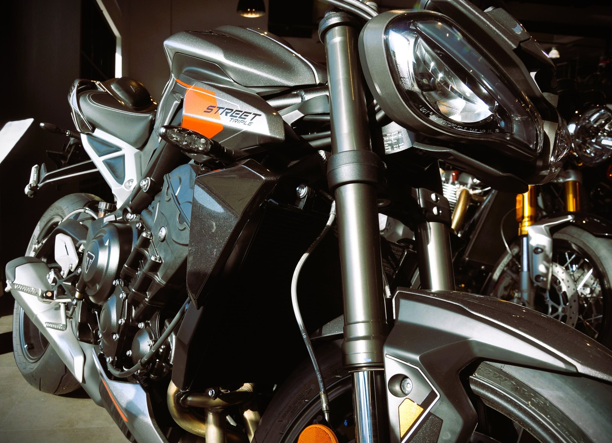 Vorschaubild für Post - Manche Kurven muss man einfach aus der Nähe betrachten. 😉🏍️

Die Triumph Street Triple – markanter Scheinwerfer, klare Linien und ein Design, das nicht viel Schnickschnack braucht, um aufzufallen.

Ein Motorrad mit Ecken, Kanten und verdammt schönen Kurven.

Was meint ihr: gelungenes Design? 👀

#triumphbremen #luebkemannundsievers