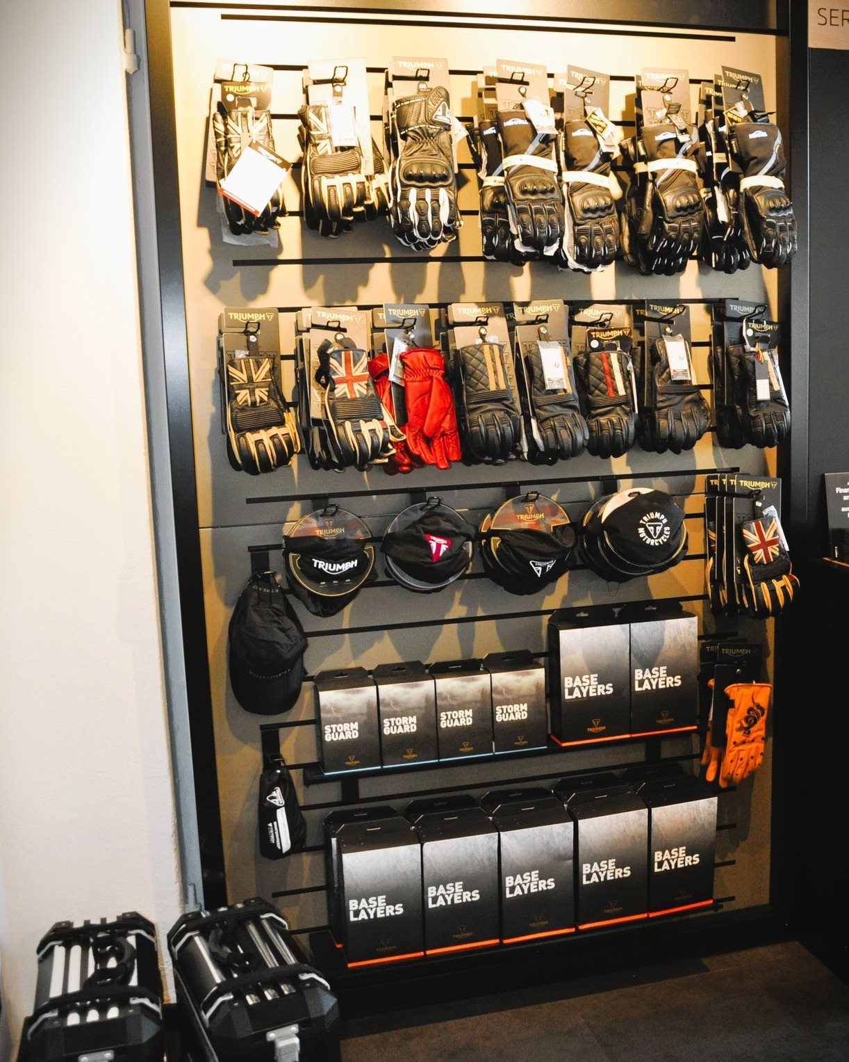 Vorschaubild für Post - 🧤 Gute Handschuhe merkt man – schlechte auch. Vor allem nach 100 Kilometern.

Kalte Finger, feuchte Hände oder zu wenig Gefühl an Kupplung und Bremse? Muss nicht sein.

Die richtigen Motorradhandschuhe schützen eure Hände bei einem Sturz, sorgen für sicheren Grip und bieten je nach Modell den passenden Mix aus Beweglichkeit, Wetterschutz und Wärme.

Gerade im Herbst lohnt es sich, bei der Ausrüstung genauer hinzuschauen. Denn wenn die Hände frieren, macht selbst die schönste Tour irgendwann keinen Spaß mehr.

#luebkemannundsievers #triumphbremen