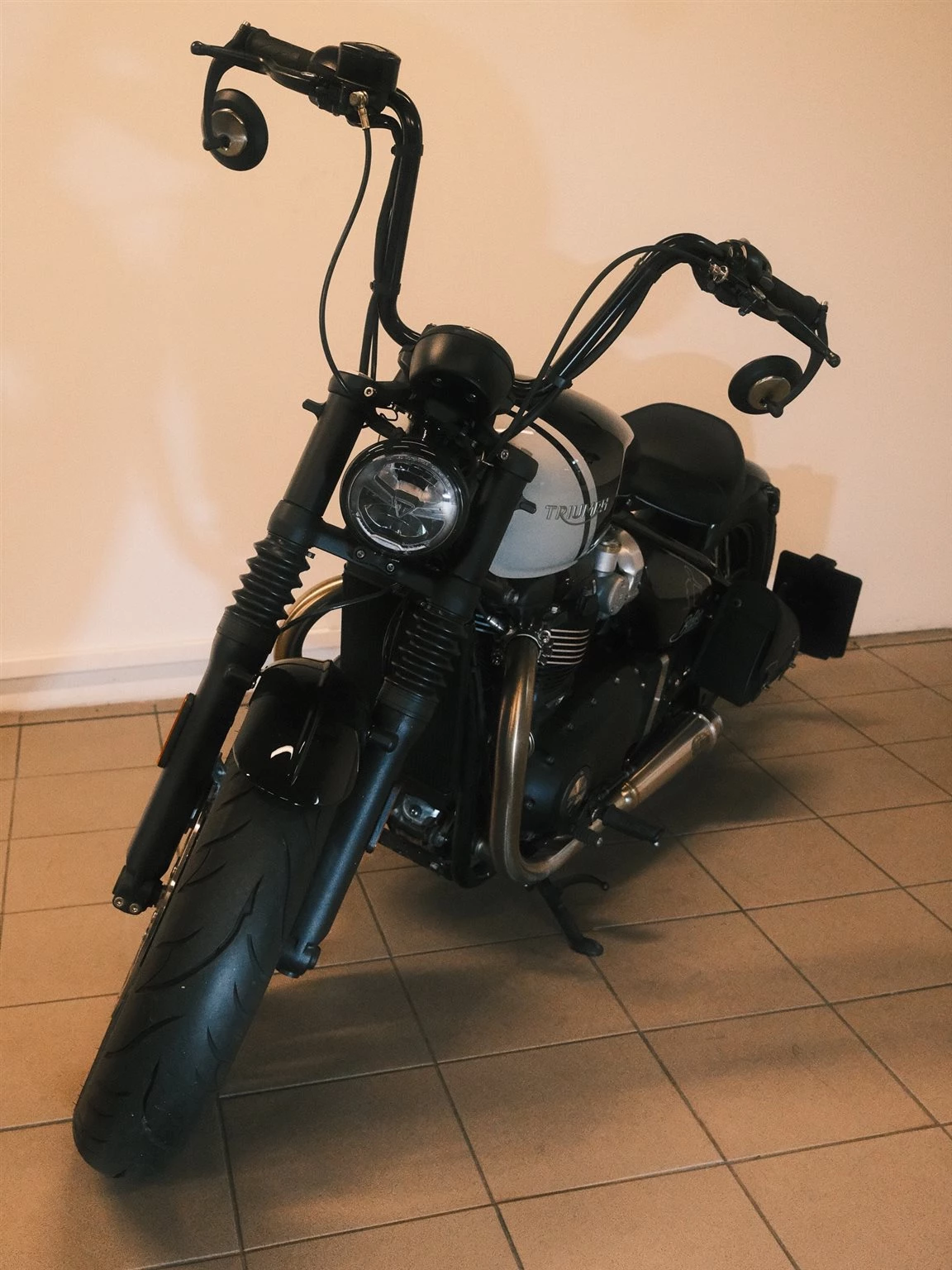 Vorschaubild für Post - -SALE-
.
Die Triumph Bonneville Bobber aus erster Hand präsentiert sich in erstklassigem Zustand und mit hochwertigem Zubehör, das den puren Custom-Look perfekt abrundet.
.
Der Wunderkind-Heckumbau und der seitliche Kennzeichenträger verleihen der Bobber eine markante, cleane Linie. Der APE-Hanger-Lenker sorgt für eine lässige, aufrechte Haltung, während LED-Blinker vorne und hinten den modernen Touch setzen.
.
Cover an den Gabelstandrohren, eine praktische Schwingentasche sowie das hochwertige Fox-Federbein hinten ergänzen den Style und die Performance. Der Zard-Endschalldämpfer mit ABE rundet das Ganze mit einem satten, charaktervollen Sound ab.
.
KOMMISSIONSBIKE – ein echtes Highlight für Bobber-Fans!
.
#triumph #triumphbobber #bonnevillebobber #bobberlife #bobberstyle
#triumphcustom #custombobber #wunderkindcustom #apehanger #ledblinker
#seitlicherkennzeichenhalter #foxsuspension #schwingentasche #zardexhaust
#motorcyclelife #custombike #bikelife #motorcyclesofinstagram #britishbike
#twowheels #bikebuild #motolove #motolife