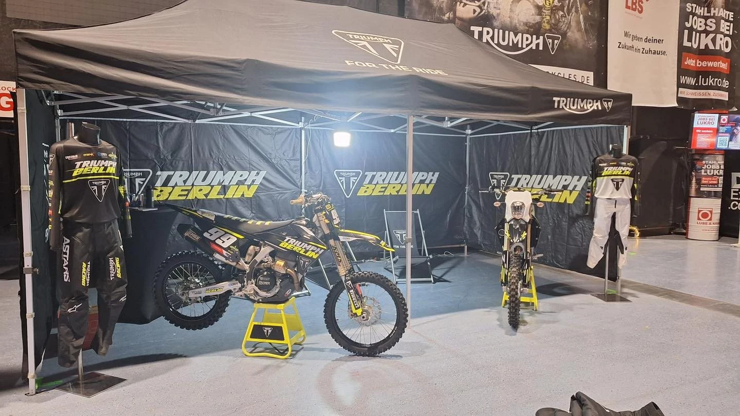 Vorschaubild für Post - Triumph Berlin beim Superenduro in Riesa. Wir drücken Leon Thoms die Daumen und freuen uns auf Jonny Walker, Jeremy Sydow und die anderen Triumph Protagonisten!

#superenduro #jonnywalker_22 #thomser_124 #TriumphMotorcycles #triumphgermany #TF250E #tf450 #TF450E