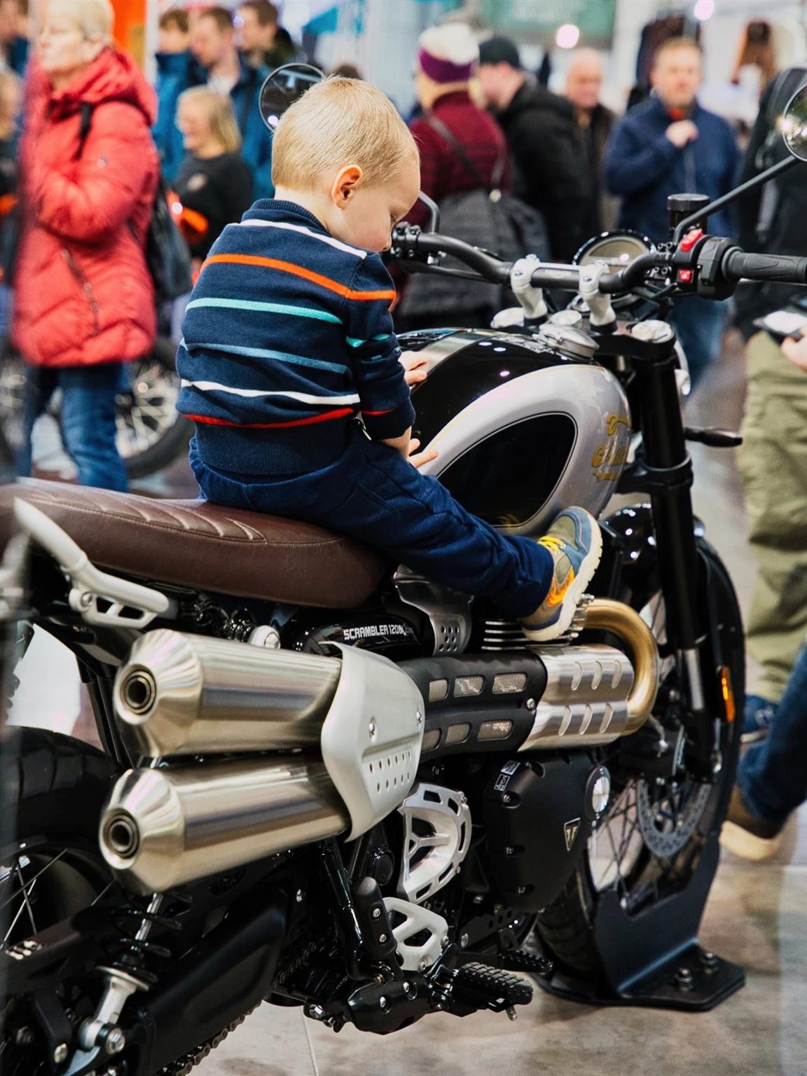 Vorschaubild für Post - Zwischen Besucherlärm und stillen Momenten der @motorradmesseleipzig 
.
Die Triumph Scrambler X Icon bewegt sich über Generationen hinweg – und verbindet Welten.
Sie steht für Aufbruch, Freiheit und die Wenigen, die ihren eigenen Weg suchen. 
.
Bilder aus dem Interview beim MDR, die Einblicke geben haben wir für euch mitgebracht.
.
Die Triumph Scrambler 1200 X wird zum verbindenden Glied zwischen Beobachtungen und Gesprächen, zwischen Öffentlichkeit und persönlicher Begegnung,
zwischen dem Heute und dem, was morgen entsteht.
.
Jede Begegnung zählt. Jede Geschichte auch.

—

Triumph Scrambler 1200 X 2026 ICON EDITION – Wichtige Eckdaten:
• Motor: 1.200 ccm flüssigkeitsgekühlter 2-Zylinder-Reihenmotor ￼
• Leistung: ~90 PS @ 7.000 U/min ￼
• Drehmoment: ~110 Nm @ 4.250 U/min ￼
• Gewicht fahrbereit: ca. 228 kg ￼
• Tankvolumen: ca. 15 Liter ￼
• Sonderlackierung: Exklusive ICON-Designsprache
.
KOMMT GERN FÜR EINE PROBEFAHRT BEI UNS VORBEI —> schreibt uns einfach an…
.
#TriumphScramblerX #ScramblerX2026 #ICON #NächsteGeneration #MDR Interview Beratung Stadtgeschichten Perspektiven Gemeinsam