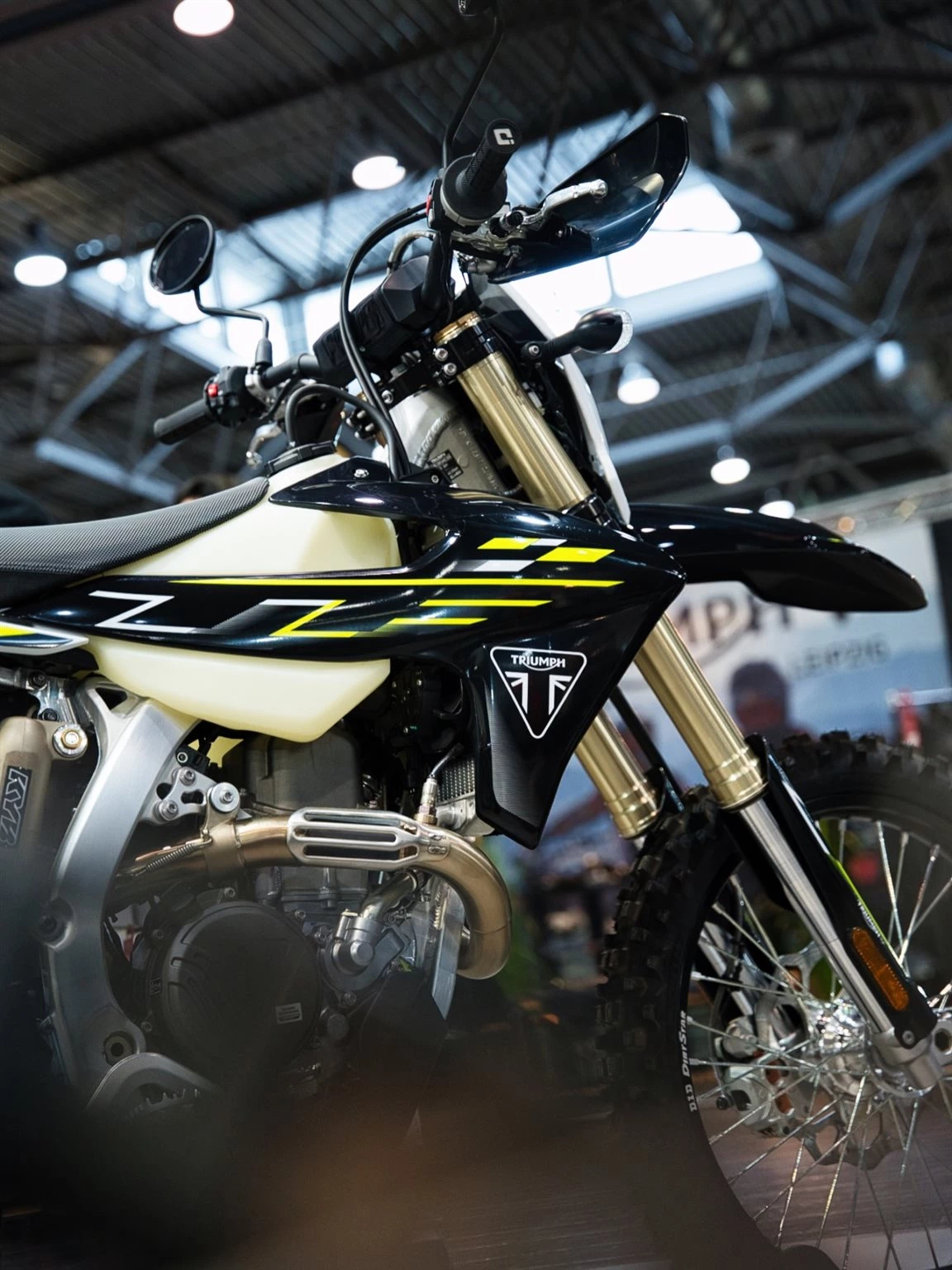 Vorschaubild für Post - Auf der Motorradmesse Leipzig präsentiert – Triumph TF450 E!

Enduro-Performance der nächsten Generation! Die TF450 E kombiniert brachiale Power, hochmoderne Technik und kompromisslose Rennsport-DNA in einem Paket, das jeden Offroad-Herzschlag höher schlagen lässt. Ob technische Trails oder offene High-Speed-Passagen – diese Maschine definiert Energie, Kontrolle und Agilität neu.
Erlebt sie live – spürt die Leidenschaft, die in jedem Detail steckt.

Technische Highlights der Triumph TF450 E:
• Motor: 1-Zylinder, 4-Takt, 449,9 cm³ – ca. 58,6 PS Leistung und 49,3 Nm Drehmoment
• Getriebe: 6-Gang-Schaltung
• Rahmen: Aluminium-Zentralrohr-Chassis
• Fahrwerk: KYB 48 mm Upside-Down-Gabel und KYB-Federbein mit umfangreicher Einstellbarkeit
• Bremsen: Brembo, vorne 260 mm / hinten 220 mm
• Reifen: 90/90-21 vorne und 140/80-18 hinten
• Sitzhöhe: ca. 955 mm
• Gewicht: ca. 116,7 kg
• Ausstattung: Traktionskontrolle, Launch Control, Quickshifter

Auf der @motorradmesseleipzig stand sie ebenfalls im Rampenlicht – und begeistert mit kompromissloser Technik und echtem Enduro-Charakter.

#Triumph #TF450E #Enduro #MotorradmesseLeipzig #TriumphMotorcycles Offroad RideMore Adventure MotorradLiebe BikeLife

📸/ 🎞️ @bjornson.bear