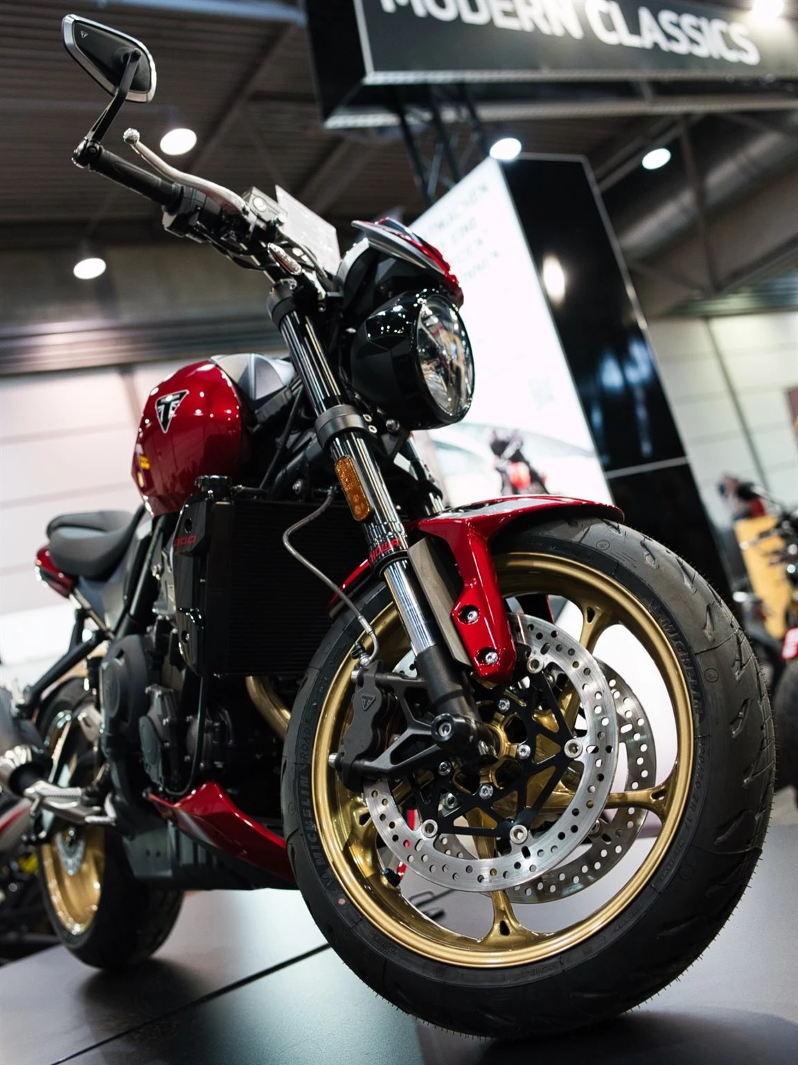 Vorschaubild für Post - TRIUMPH TRIDENT 800
.
Puristisches Design trifft auf dreizylindrige Power: die Triumph Trident 800 steht für Präzision, charakterstarken Sound und souveräne Performance.
Kompakt, agil und voller Emotionen – gemacht für Kurven, gebaut für Fahrspaß. 🏍️🔥

#Triumph #Trident800 #TriplePower #BritishEngineering NakedBike

P.S. Technische Eckdaten (ca.):
• Hubraum: 800 cm³, 3-Zylinder
• Leistung: ca. 115 PS
• Sitzhöhe: ca. 805 mm
• Gewicht (fahrfertig): ca. 190 kg

📸🎞️ @bjornson.bear