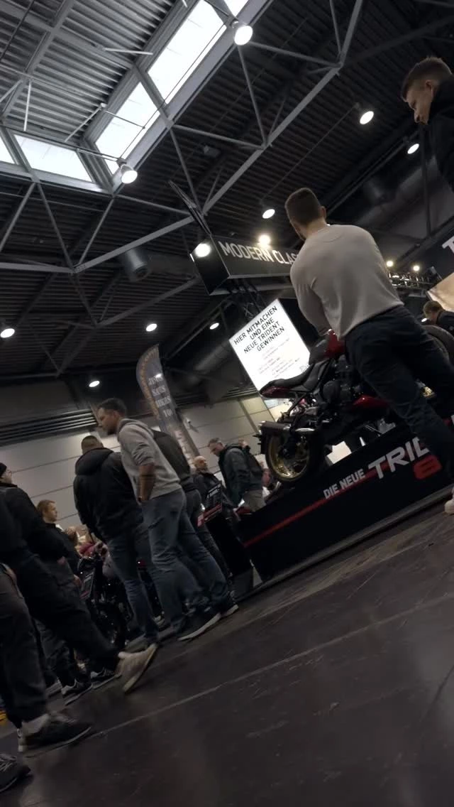 Vorschaubild für Post - TRIUMPH TRIDENT 800

Puristisches Design trifft auf dreizylindrige Power: die Triumph Trident 800 steht für Präzision, charakterstarken Sound und souveräne Performance.
Kompakt, agil und voller Emotionen – gemacht für Kurven, gebaut für Fahrspaß. 🏍️🔥

#Triumph #Trident800 #TriplePower #BritishEngineering NakedBike

P.S. Technische Eckdaten (ca.):
• Hubraum: 800 cm³, 3-Zylinder
• Leistung: ca. 115 PS
• Sitzhöhe: ca. 805 mm
• Gewicht (fahrfertig): ca. 190 kg

📸🎞️ @bjornson.bear 
Shot on @sony.deutschland.at