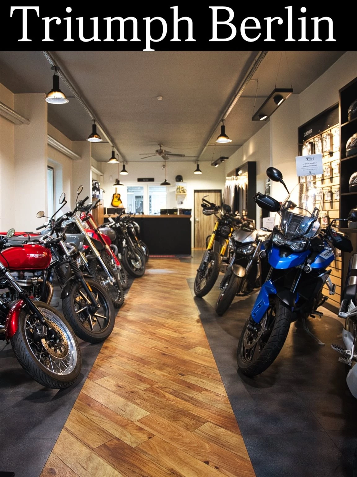 Vorschaubild für Post - Herzlich willkommen bei Triumph Berlin – wir freuen uns, euch in der Saison 2026 bei uns begrüßen zu dürfen.

Der Frühling ist die Zeit des Aufbruchs: Die Straßen werden wieder trocken, die Luft ist klar, und das erste Aufsetzen des Helms fühlt sich jedes Jahr ein bisschen wie ein Neustart an. Vielleicht kennt ihr diesen Moment, wenn der Motor warm läuft und die Stadt langsam hinter einem zurückbleibt – genau dieses Gefühl begleitet uns auch in die neue Saison.

Bei Triumph Berlin habt ihr die Möglichkeit, Probefahrten direkt vor Ort zu buchen und unsere aktuellen Modelle ganz in Ruhe kennenzulernen. Gleichzeitig stehen euch unsere Werkstätten für Checks und Services offen, damit ihr sicher und bestens vorbereitet in die Motorradsaison starten könnt.

Ob ihr bereits lange mit Triumph unterwegs seid oder uns neu entdeckt: Wir heißen euch herzlich willkommen und freuen uns darauf, gemeinsam mit euch 2026 auf zwei Rädern zu beginnen.

Euer Team von 
Triumph Berlin

📸🎞️ @bjornson.bear 

#TriumphBerlin
#Motorradsaison2026
#RideTriumph
#FrühlingAufZweiRädern
#ProbefahrtErleben