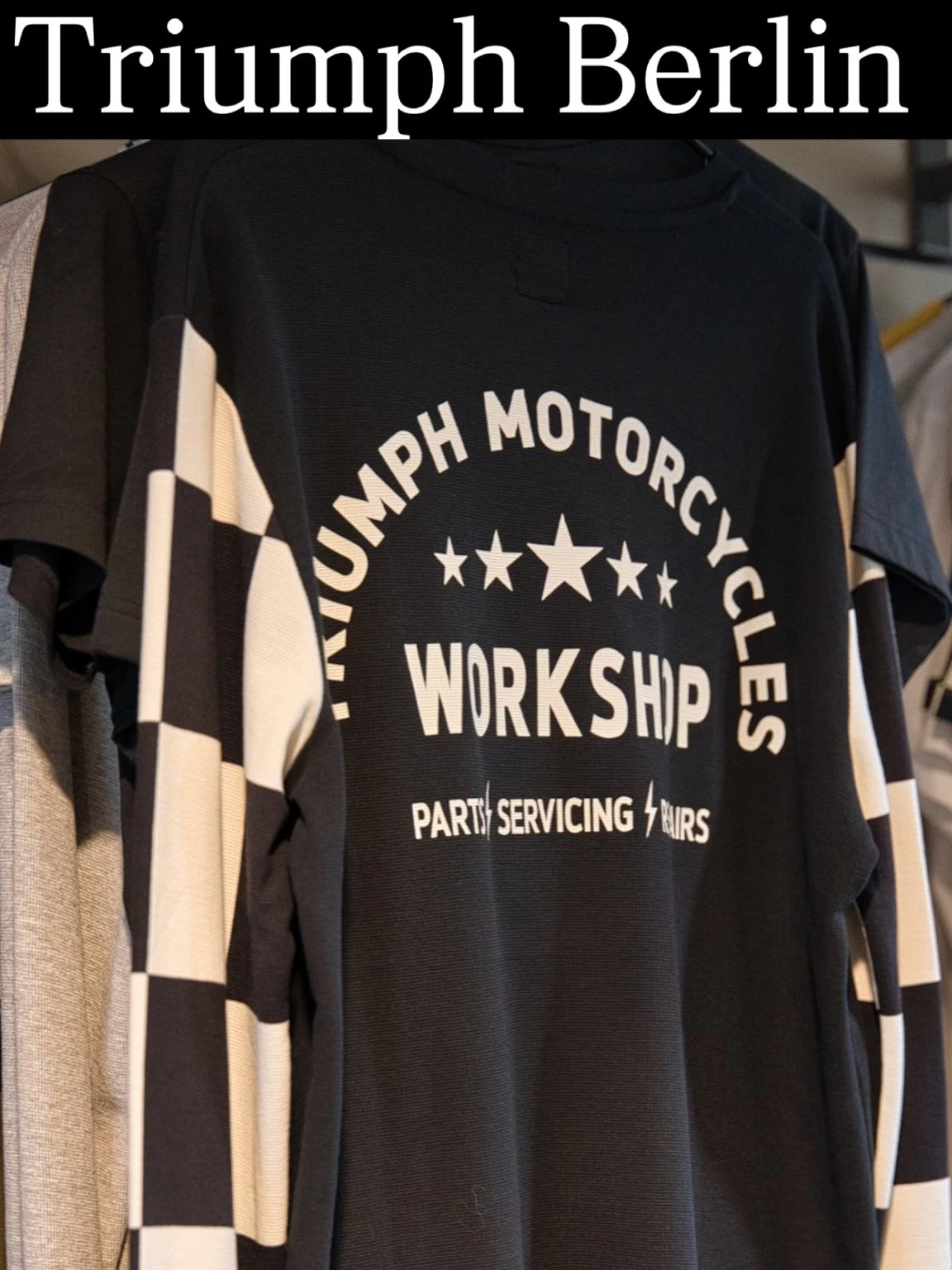 Vorschaubild für Post - Saisonstart bei Triumph!

Der Frühling ist da und die Motorradsaison beginnt! Zeit, nicht nur dein Bike, sondern auch deinen Look auf die Straße zu bringen.

Die Triumph Motorcycle Mode verbindet klassischen Biker-Style mit hochwertiger Qualität – perfekt für alle, die auf dem Motorrad stilvoll und modisch unterwegs sein wollen.

👉 Entdecke jetzt die aktuelle Kollektion und finde dein perfektes Outfit für den Saisonstart.

Anprobieren kannst du die Styles direkt vor Ort in den Triumph Stores Berlin Nord und Berlin Süd.

📸🎞️ @bjornson.bear 

#TriumphMotorcycles #Saisonstart #BikerStyle #TriumphBerlin #RideInStyle
