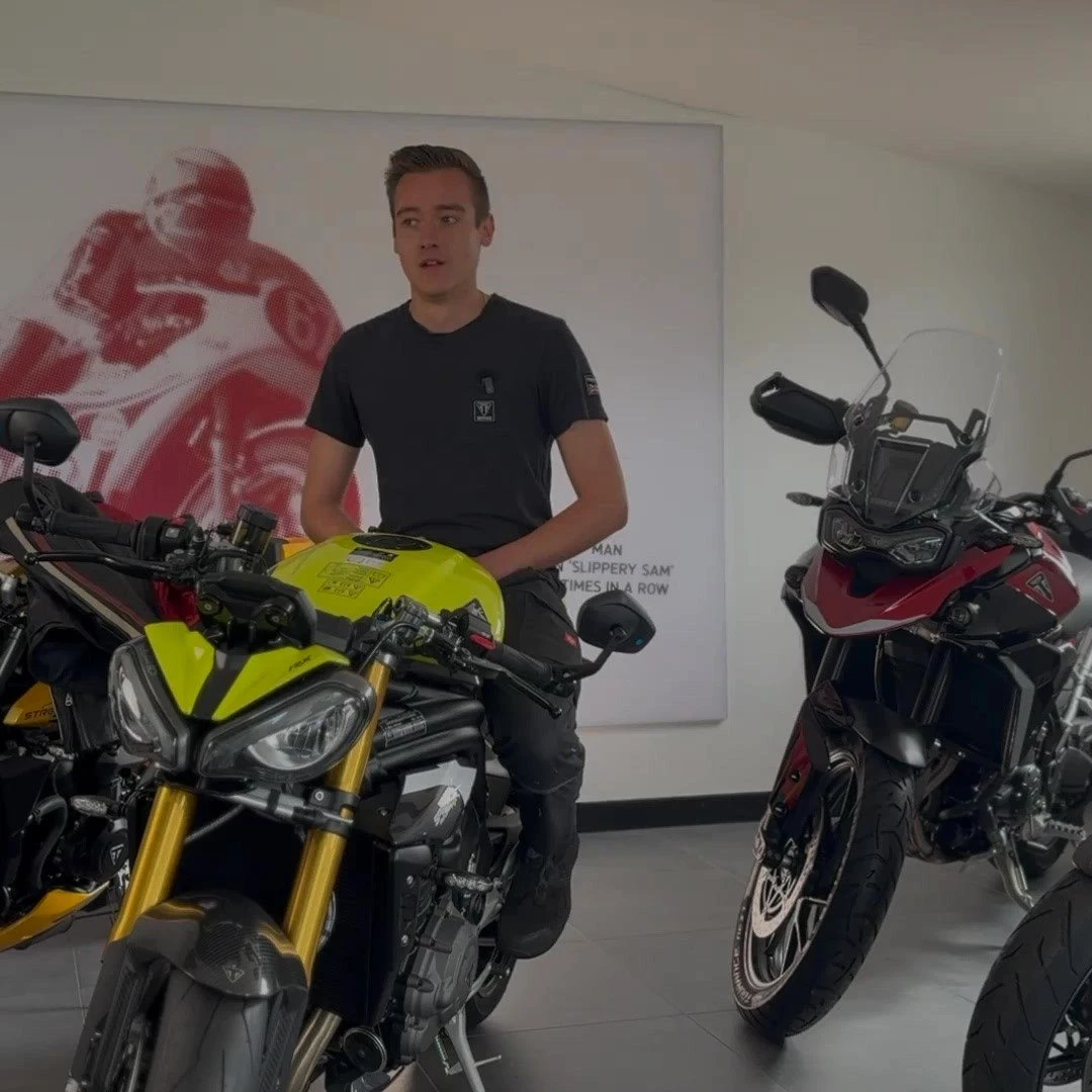 Vorschaubild für Post - Ein Blick auf’s Team 👀

Runde eins unserer Mitarbeitervorstellung: Kevin, unser Meister der Werkstatt stellt sich euch vor. Was Kevin an keinem Bike vermissen möchte, was seine Lieblingsbeschäftigung in der Zweiradtechnik ist und wer bei uns am geschmeidigsten auf dem Bike sitzt, erfahrt ihr in diesem Kurzinterview. Viel Spaß!

#triumphschwaebischealb #mitarbeiter #triumphmotorcycles #heroldstatt #bikelife #team #triumphgermany #fortheride #performance #geileleute #spassbeiderarbeit #ausbildung #zweiradmechaniker 

P.S.: Haltet die Augen offen, der nächste Teil folgt schon bald…