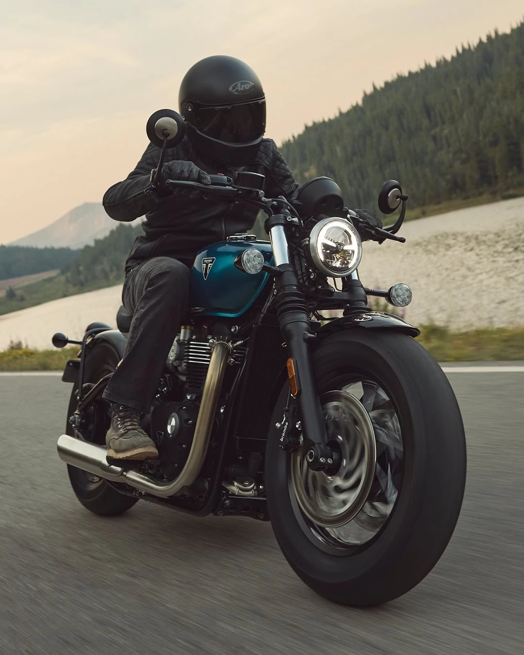 Vorschaubild für Post - Den schmalen Grat zwischen Tradition und Innovation meistert sie perfekt: Die Bonneville Bobber. 
In auffälligem Interstellar Blue, Satin Mineral Grey oder Jet Black vorbestellbar!

#triumph #triumphmotorcycles #fortheride #bonneville #bobber