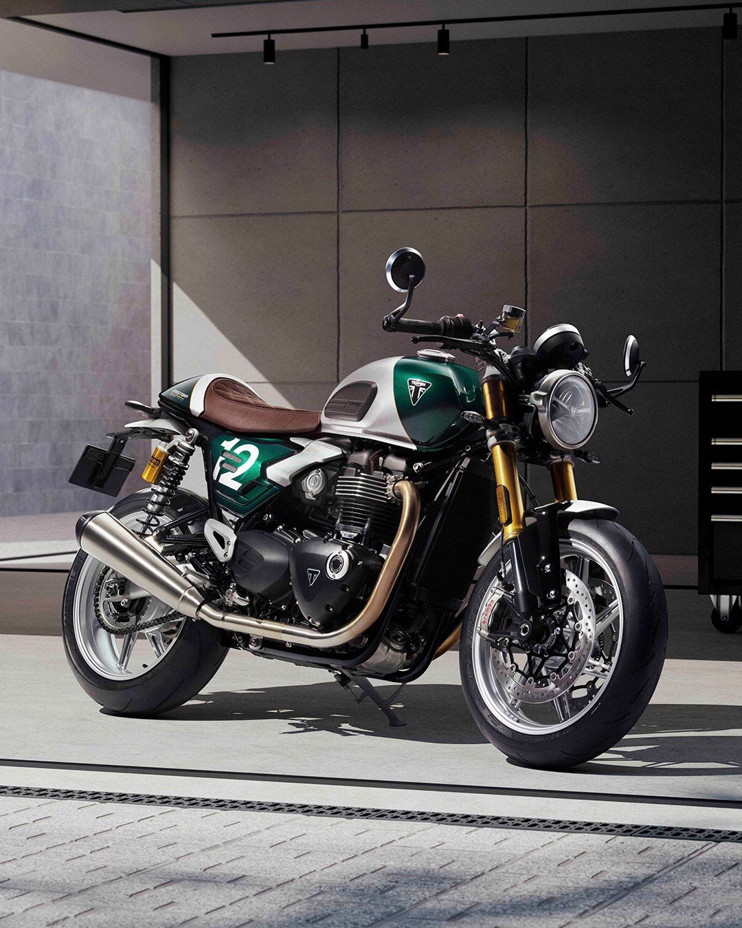 Vorschaubild für Post - Die neue Speed Twin 1200 Cafe Racer Edition kommt!⁣
Limitiert auf nur 800 Exemplare weltweit - ein echtes Sammlerstück.⁣
⁣
Mit ihrem eleganten Cafe-Racer-Profil und dem exklusiven Design zitiert sie die klassische Rennsport-Tradition in ihrer schönsten Form.⁣
⁣
#triumph #triumphmotorcycles #speedtwin1200