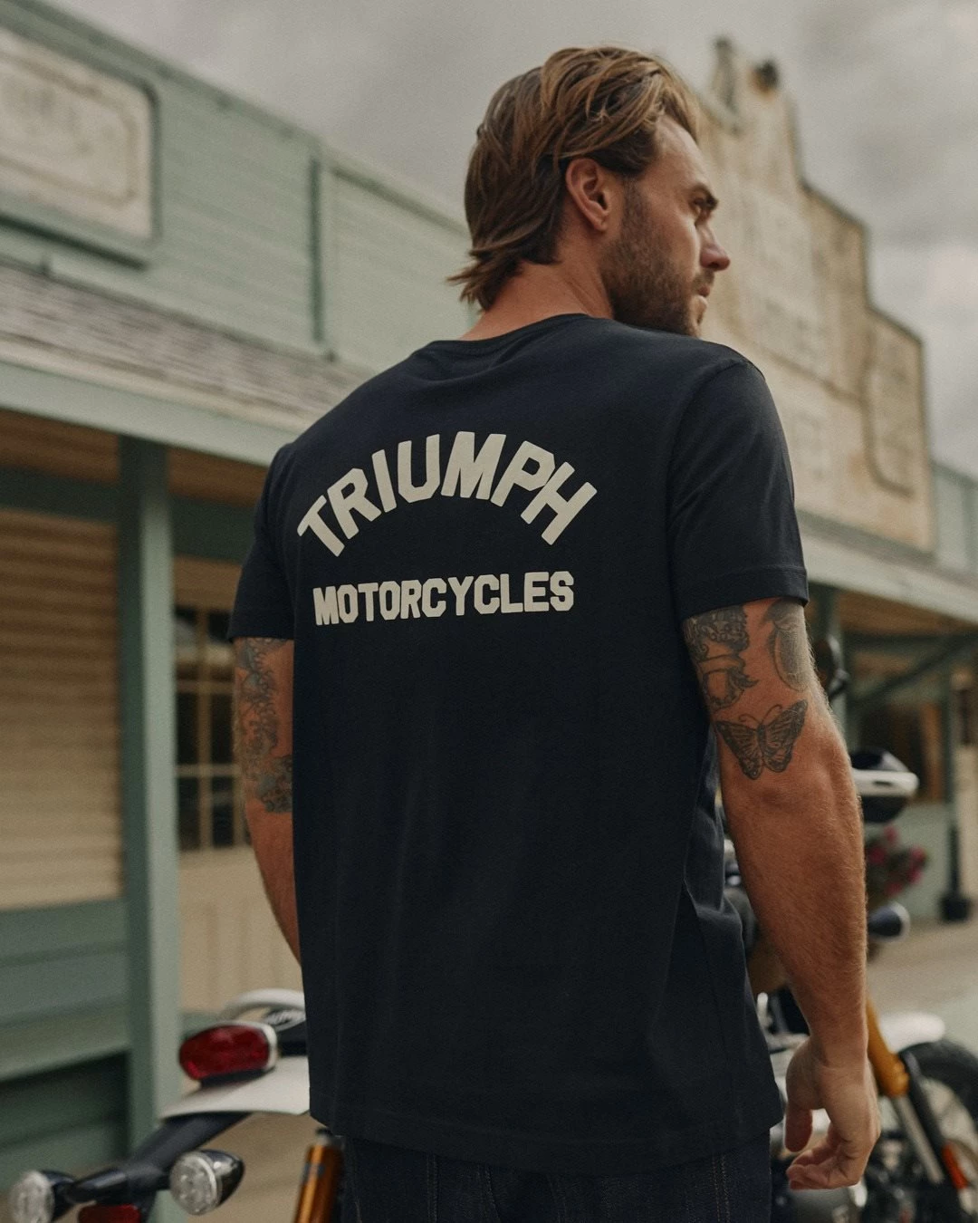 Vorschaubild für Post - Dein Bike ist mehr als ein Hobby - zeig es auch abseits der Straße! 🏍️

In unserem Showroom findest du jede Menge Freizeitkleidung und alles, was das Biker-Herz höher schlagen lässt. Komm vorbei, wir beraten dich gern!

#triumph #triumphmotorcycles