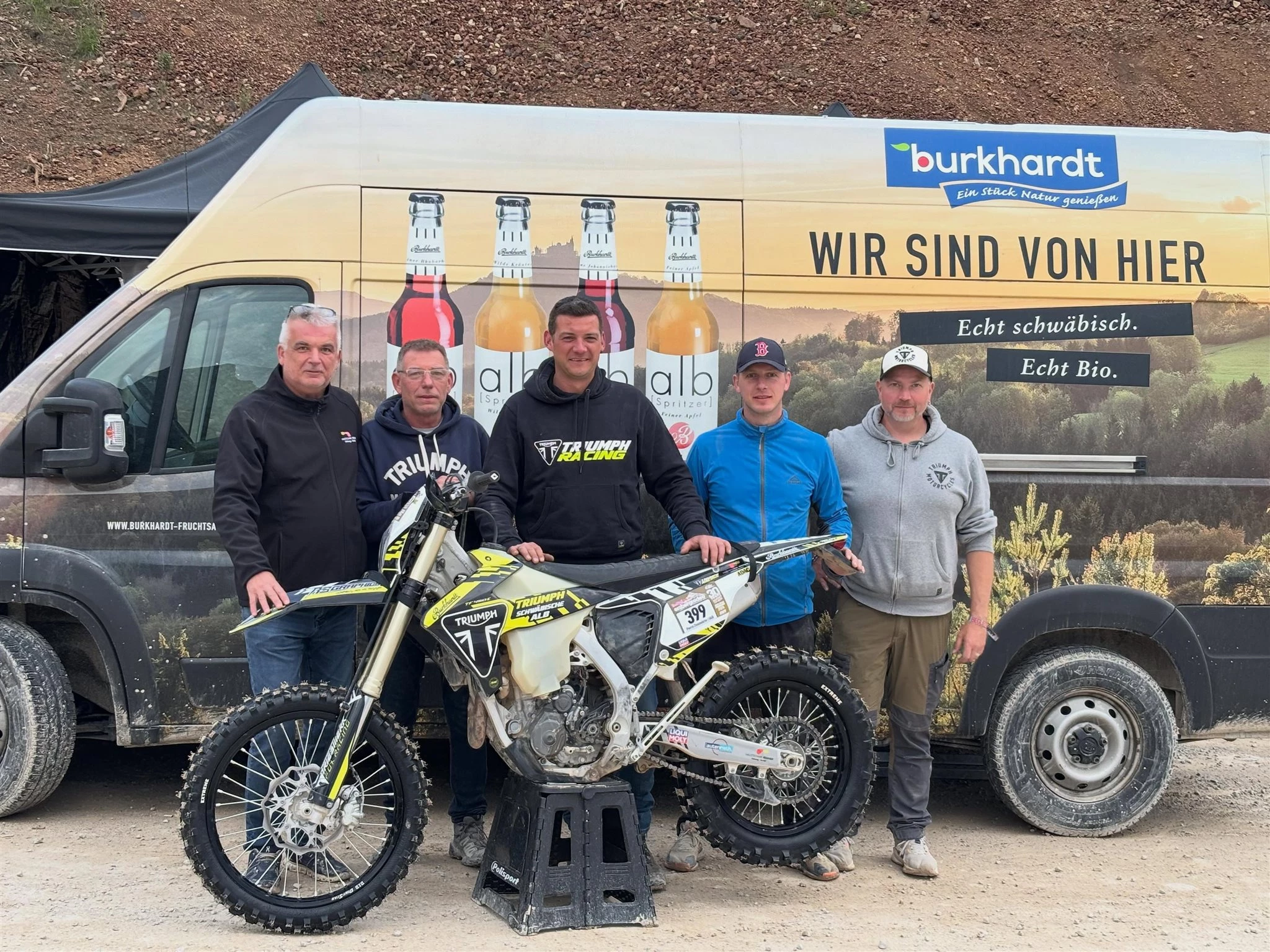 Vorschaubild für Post - Yes! Die TF 450-E ist ready für das @redbullerzbergrodeo am Sonntag @triumph.schwaebische.alb @triumphgermany @triebwerkfoxracing @ab_graphics_info @saurcream_speedfactory @haustechnik.renner @burkhardt_fruchtsaefte @1a_autenriethkunststofftechnik @officialtriumphracing