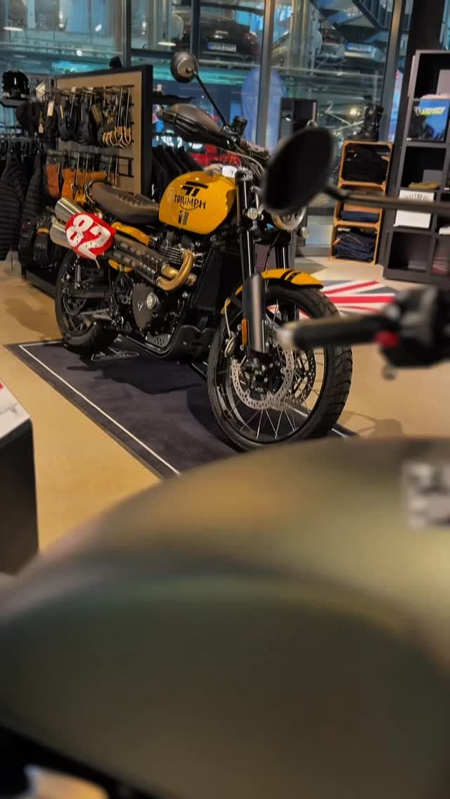 Vorschaubild für Post - Vergangenheit trifft Gegenwart.
Wir haben die neue Triumph Scrambler 1200 genommen und ihr den unverwechselbaren Look der Tiger Trail TR7T von damals verpasst.
💛 Retro-Optik trifft moderne Technik – gebaut bei Triumph München.
#triumphtigertrail #scrambler1200 #retrobuild #custombike #triumphmünchen #tigertrailreborn #modernclassic #ridewithstyle #triumphmotorcycles #triumphmunich #motorworldmünchen #dörrgroup #modernclassic #triumphofficial #motorradmünchen
#triumphmünchen #fortheride