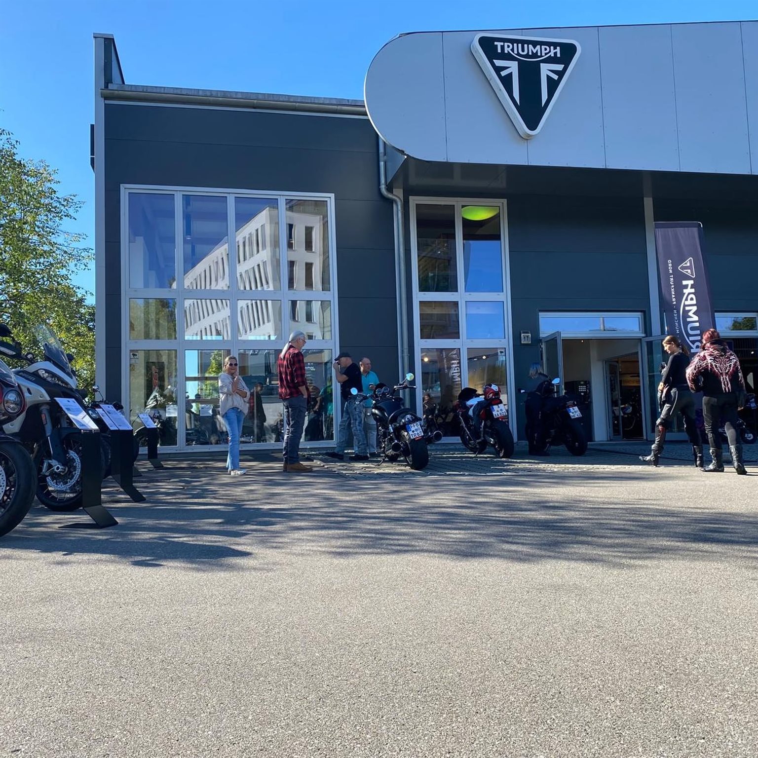 Vorschaubild für Post - Das war der perfekte Kurvenausklang 2026! 🍂🏍️

Am Wochenende haben wir beim Oktoberfest bei Triumph Augsburg gemeinsam die Saison gefeiert! Ein riesiges Dankeschön an alle, die am Start waren – ob für eine Runde bei den Testrides, die ersten Schnäppchen beim Vorführer-Abverkauf oder einfach für Steckerlfisch, Weißwürste und gute Gespräche.  

Eure Leidenschaft macht jeden Event besonders. Swiped euch durch die Impressionen! 📸👇

Welches Bike aus unserer Flotte war euer persönliches Highlight am Wochenende? Ab in die Kommentare damit! 💬