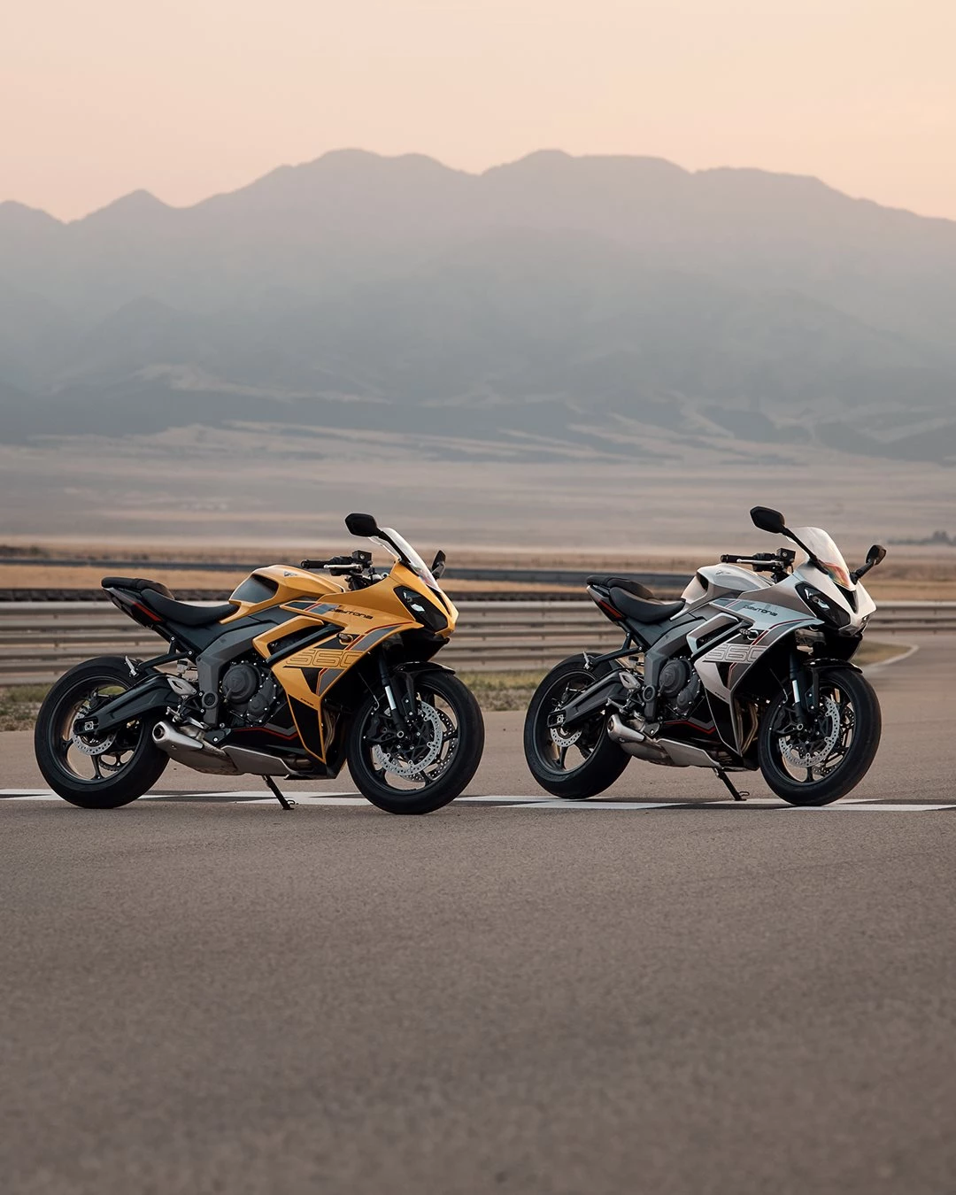 Vorschaubild für Post - Die neue Daytona 660 ist in drei Farben erhältlich - welche gefällt dir am besten?

💛 Cosmic Yellow & Sapphire Black
🩶 Aluminium Silver & Sapphire Black
🖤 Sapphire Black

Schon jetzt bei uns vorbestellbar!
#triumph #triumphmotorcycles #daytona660
