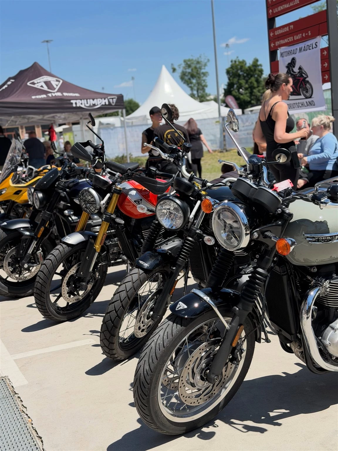 Vorschaubild für Post - 🖤 DANKE MÜNCHEN! Was für ein genialer Samstag! 🏍️🔥

Unser Meet & Grill am vergangenen Samstag war dank euch ein absoluter Erfolg! Die Bude war voll, das Wetter hat mitgespielt und die Stimmung bei den Probefahrten hätte nicht besser sein können. 🚀

Ein riesiges Dankeschön an alle, die da waren, mit uns Benzin gequatscht und den Tag zu einem echten Highlight gemacht haben. Ein ganz besonderes Danke geht an @moto_maedels – mega, dass ihr bei uns vorbeigeschaut und für ordentlich Frauenpower gesorgt habt! Es hat mega Bock gemacht, mit der Community abzufeiern! 🙌

Wisch nach links, um dir die besten Momente vom Samstag anzuschauen. 📸👇

Bis zum nächsten Mal – die linke Hand zum Gruß! 🤟