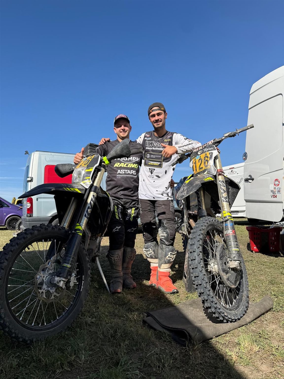 Vorschaubild für Post - Platz 12 von 136 Teams! 🔥🏆

Gratulation an unsere Teamfahrer @therealms37 und @lionflorian239 . Sie haben beim @xccracing in Bühlertann richtig abgeliefert! Starker Einsatz auf der Strecke, saubere Fights und ein überragendes Team-Ergebnis in einem extrem starken Fahrerfeld. 🏁💨

Ein riesiges Dankeschön an alle Supporter, Sponsoren und Helfer an der Strecke! 💪