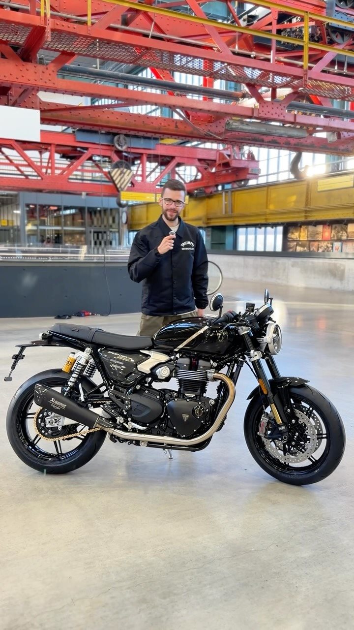 Vorschaubild für Post - Eines von weltweit nur 750 Exemplaren – und die Nummer 92 steht direkt bei uns im Showroom! 🤩💥
Dusan zeigt euch heute ein absolutes Meisterwerk britischer Ingenieurskunst: Die Triumph Speed Twin 1200 TFC (Triumph Factory Custom).

Was dieses Sammlerstück so besonders macht?
✨ Höchste Exklusivität: Nummerierte Plakette (#092/750)
🔥 Mehr Power & Performance: Leichter, stärkere Performance und edelste Komponenten (Öhlins, Brembo & Carbon)
🎨 Einzigartiges Design: Carbon-Details & exklusives TFC-Finish bis ins kleinste Detail

Ein Motorrad für echte Liebhaber und Sammler, das Performance und zeitlose Eleganz perfekt vereint. 🏍️💨
Komm vorbei in unserem Showroom und schau sie dir aus nächster Nähe an – oder schreib uns direkt eine Nachricht für mehr Infos!