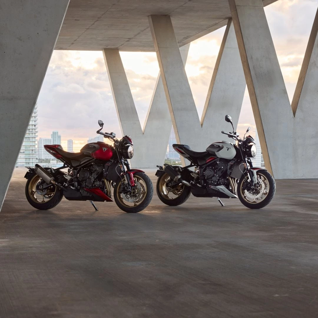 Vorschaubild für Post - Die neue Triumph Trident 800 – ab 2026 in brandneuen Farben! 🔥

Triumph lässt es wieder krachen – die beliebte Trident bekommt Zuwachs!
Mit 2026 rollt die Triumph Trident 800 an den Start und präsentiert sich nicht nur technisch weiter geschärft, sondern auch optisch ein absoluter Hingucker.

+ Neue Farben – frischer Look für 2026
+ Kräftiger, brandneuer 798 cm³-Dreizylindermotor 
+ Hochwertiges Chassis mit einstellbarem Showa-Fahrwerk

Ab sofort bei uns vorbestellbar und Probefahrten werden im März-April 2026 möglich sein! Bleib dran – wir halten dich über alle Details zur neuen Trident 800 auf dem Laufenden.

🔗Triumph Kärnten:
https://www.triumph-kaernten.at/de

#triumphmotorcycles #fortheride #triumphsüdsteiermark #motorradklinik #TridentPower