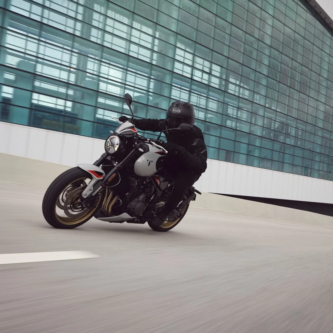 Vorschaubild für Post - Die neue Triumph Trident 800 – ab 2026 in brandneuen Farben! 🔥

Triumph lässt es wieder krachen – die beliebte Trident bekommt Zuwachs!
Mit 2026 rollt die Triumph Trident 800 an den Start und präsentiert sich nicht nur technisch weiter geschärft, sondern auch optisch ein absoluter Hingucker.

+ Neue Farben – frischer Look für 2026
+ Kräftiger, brandneuer 798 cm³-Dreizylindermotor 
+ Hochwertiges Chassis mit einstellbarem Showa-Fahrwerk

Ab sofort bei uns vorbestellbar und Probefahrten werden im März-April 2026 möglich sein! Bleib dran – wir halten dich über alle Details zur neuen Trident 800 auf dem Laufenden.

🔗Triumph Südsteiermark:
https://www.triumph-steiermark.at/de

#triumphmotorcycles #fortheride #triumphsüdsteiermark #motorradklinik #TridentPower