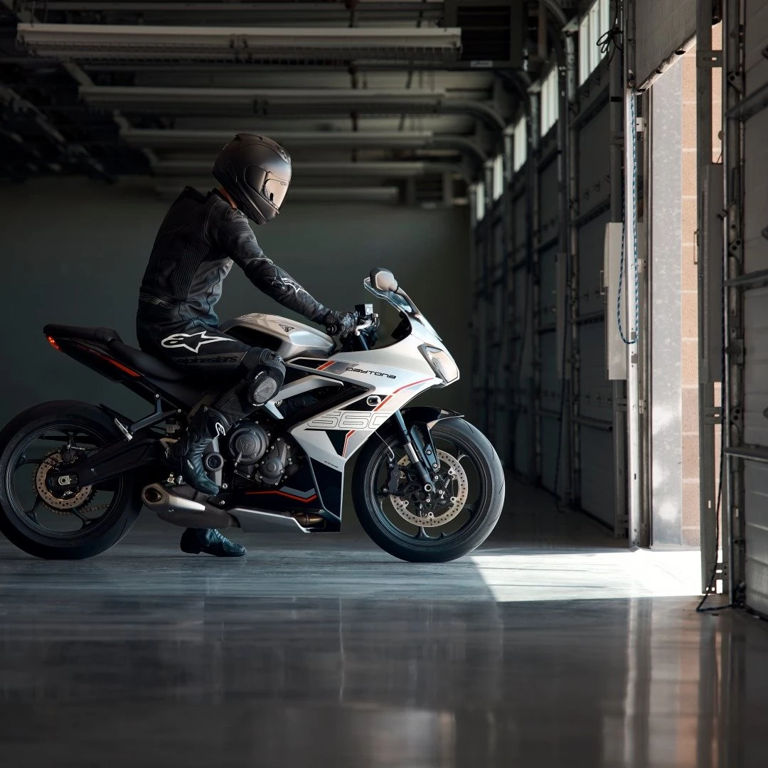 Vorschaubild für Post - Mit Siegen in mehreren Sportmotorrad-Meisterschaften weltweit hat sich die Leistung der Daytona 660 im Rennsport bewährt.
Mit sportlichem Fahrverhalten, markantem Design und explosiver Durchzugskraft im mittleren Drehzahlbereich dank des 660er-Dreizylinders ist sie das Komplettpaket!
Wir beraten dich gerne - die Daytona 660 erhältlich bei Triump Kärnten. 

Triumph Kärnten:
https://www.triumph-kaernten.at/de

#triumphmotorcycles #daytona660 #triumphkärnten #fortheride #supersport