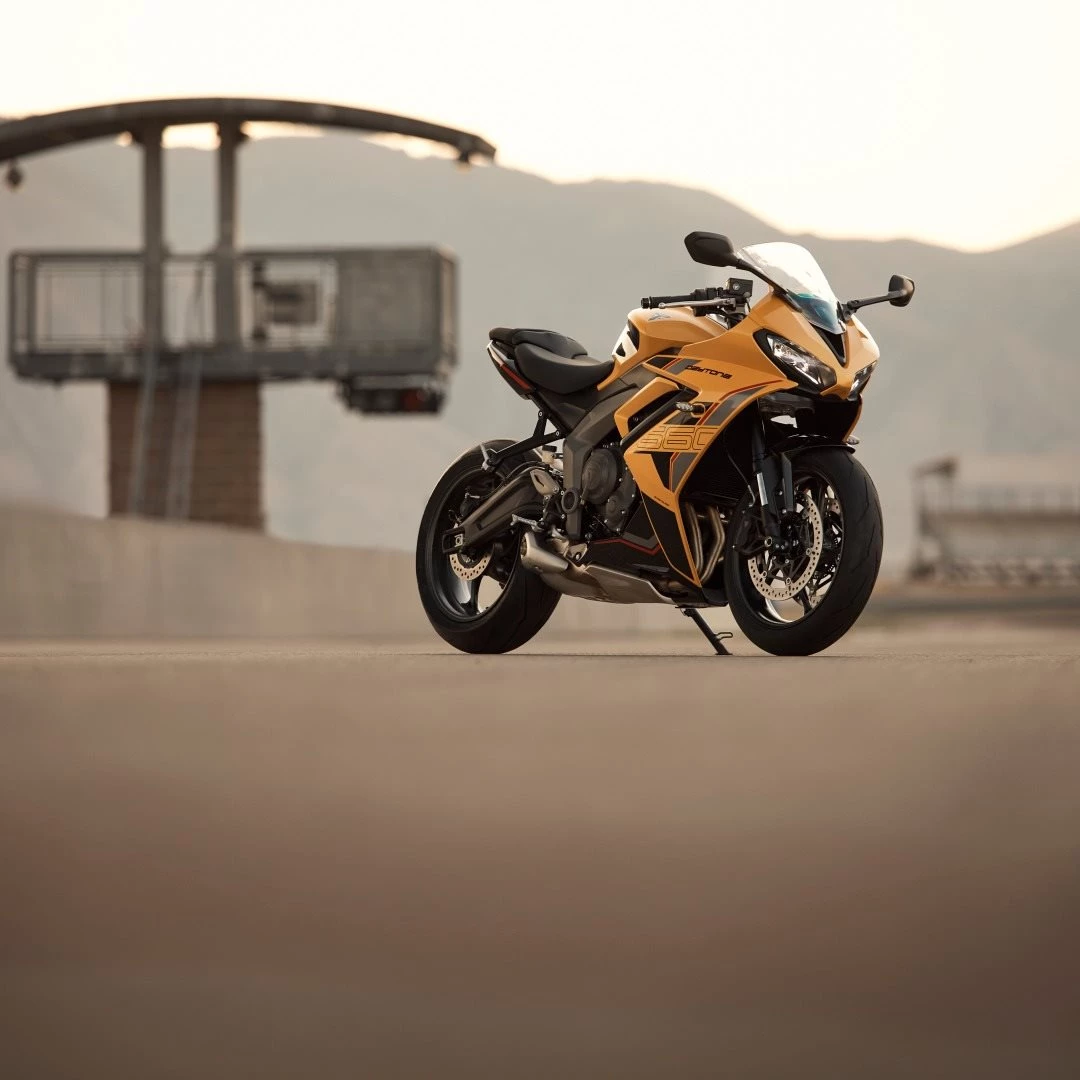 Vorschaubild für Post - Mit Siegen in mehreren Sportmotorrad-Meisterschaften weltweit hat sich die Leistung der Daytona 660 im Rennsport bewährt.
Mit sportlichem Fahrverhalten, markantem Design und explosiver Durchzugskraft im mittleren Drehzahlbereich dank des 660er-Dreizylinders ist sie das Komplettpaket!
Wir beraten dich gerne - die Daytona 660 erhältlich bei Triumph Südsteiermark. 

 Triumph Steiermark: 
https://www.triumph-steiermark.at/de

#triumphmotorcycles #daytona660 #triumphsteiermark  #fortheride #supersport