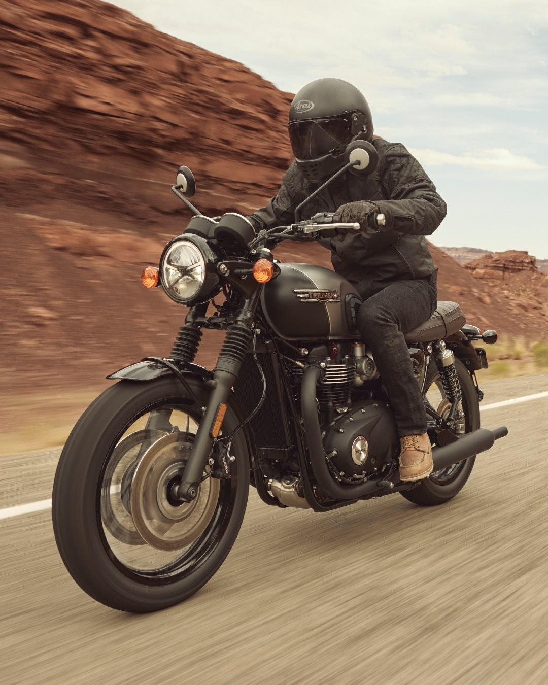 Vorschaubild für Post - Bonneville-Beauty, ganz in Schwarz: Die T120 Black ist zurück!
Auch die T120 kommt in neuer 2026er Variante wieder. 🖤

Eine neue kreisförmige Grafik auf den Seitenverkleidungen umrahmt das Bonneville-Logo in Silber oder Gold und feiert so den Namen, mit dem alles begann.

Ab sofort bei uns vorbestellbar.
#triumph #triumphmotorcycles #bonneville #t120