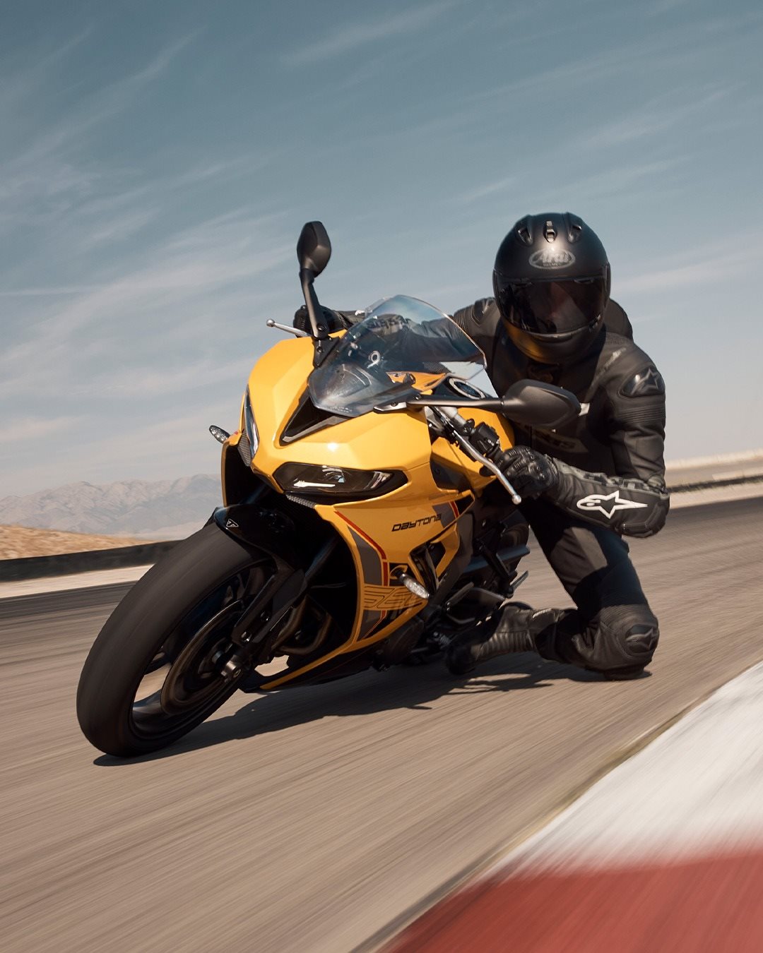 Vorschaubild für Post - Heimisch auf der Straße UND Rennstrecke: Das ist die NEUE Daytona 660!⁣
Die typische Triple-Power trifft auf das markante Sportdesign der Daytona und überzeugt auf ganzer Linie mit Liebe zum Detail.⁣ 👌

Ab sofort bei uns vorbestellbar!
#triumph #triumphmotorcycles #daytona660