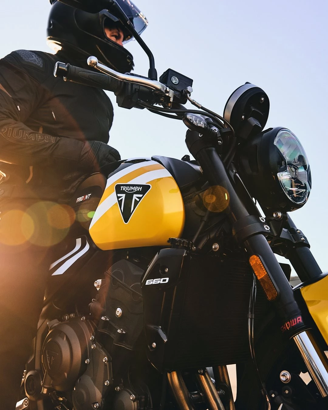 Vorschaubild für Post - Wenn mitreißende Power auf modernes Retro-Styling trifft: Die Trident 660.

Nur noch bis 30.09.2025 kannst du von unseren Top Deals profitieren:
👉 660 € Kundenvorteil* 
👉 ODER 0 % Finanzierung* beim Kauf einer neuen Trident 660

Wir beraten dich gerne zu deinem neuen Traumbike!

*Angebotsdetails siehe Webseite
#triumph #fortheride #motorcycle #trident660
